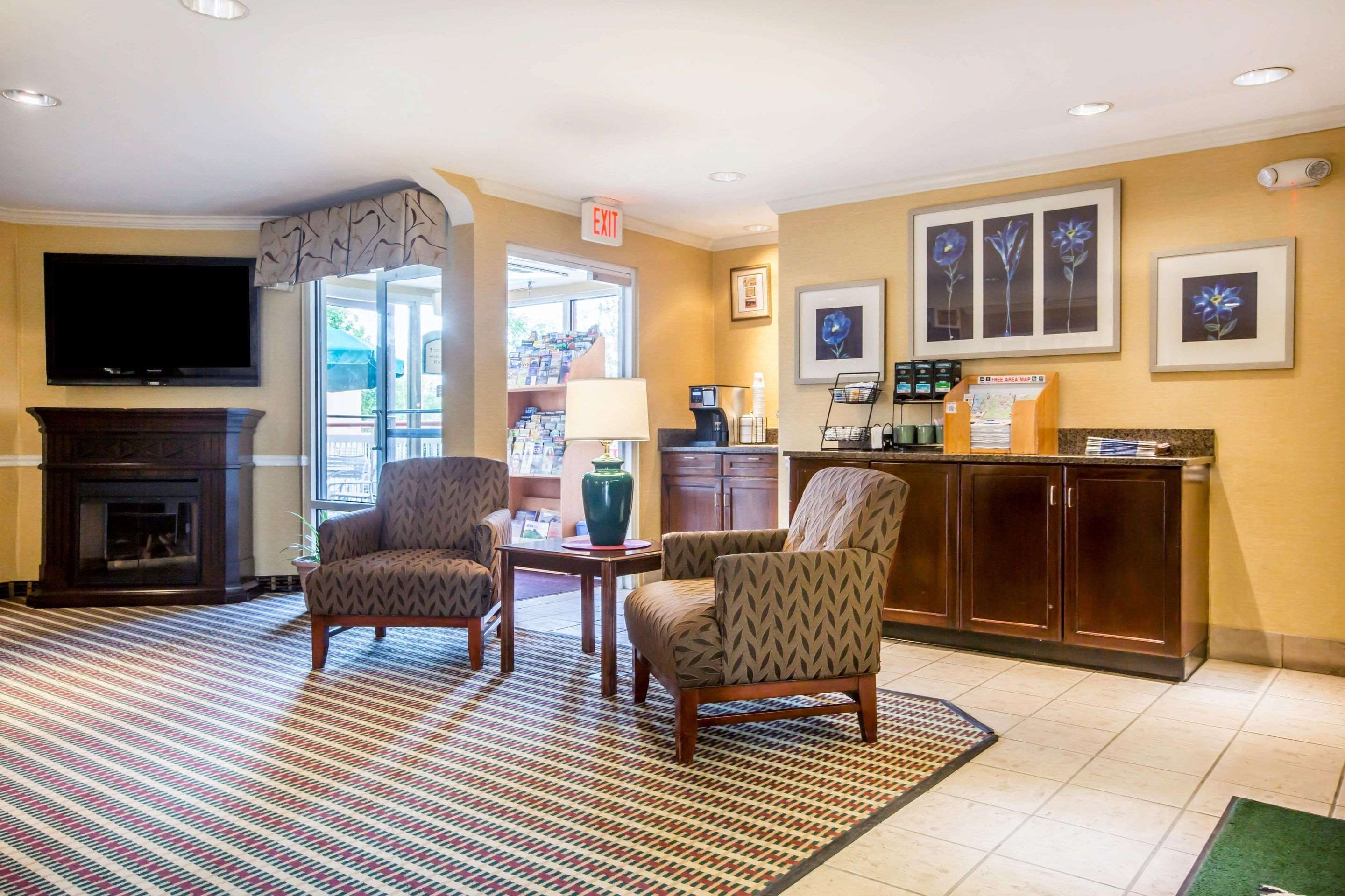Spacious lobby with sitting area | Quality Inn Colchester - Burlington