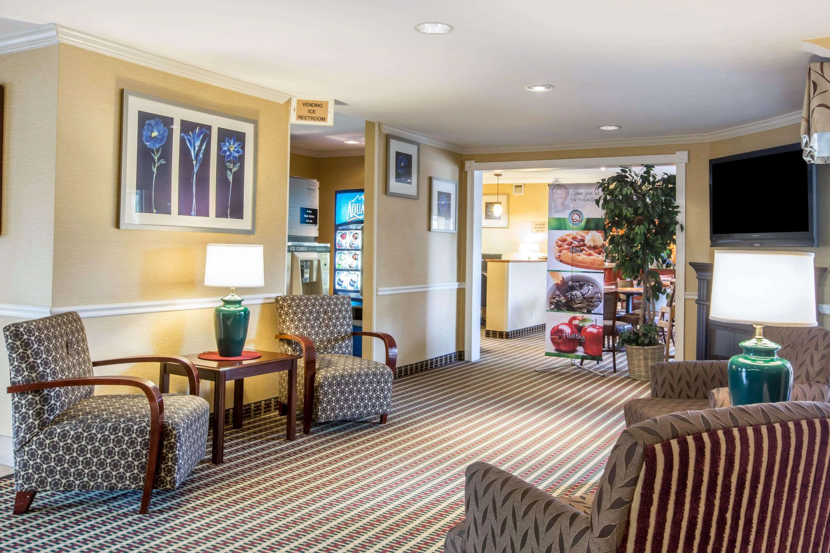 Lobby with sitting area | Quality Inn Colchester - Burlington