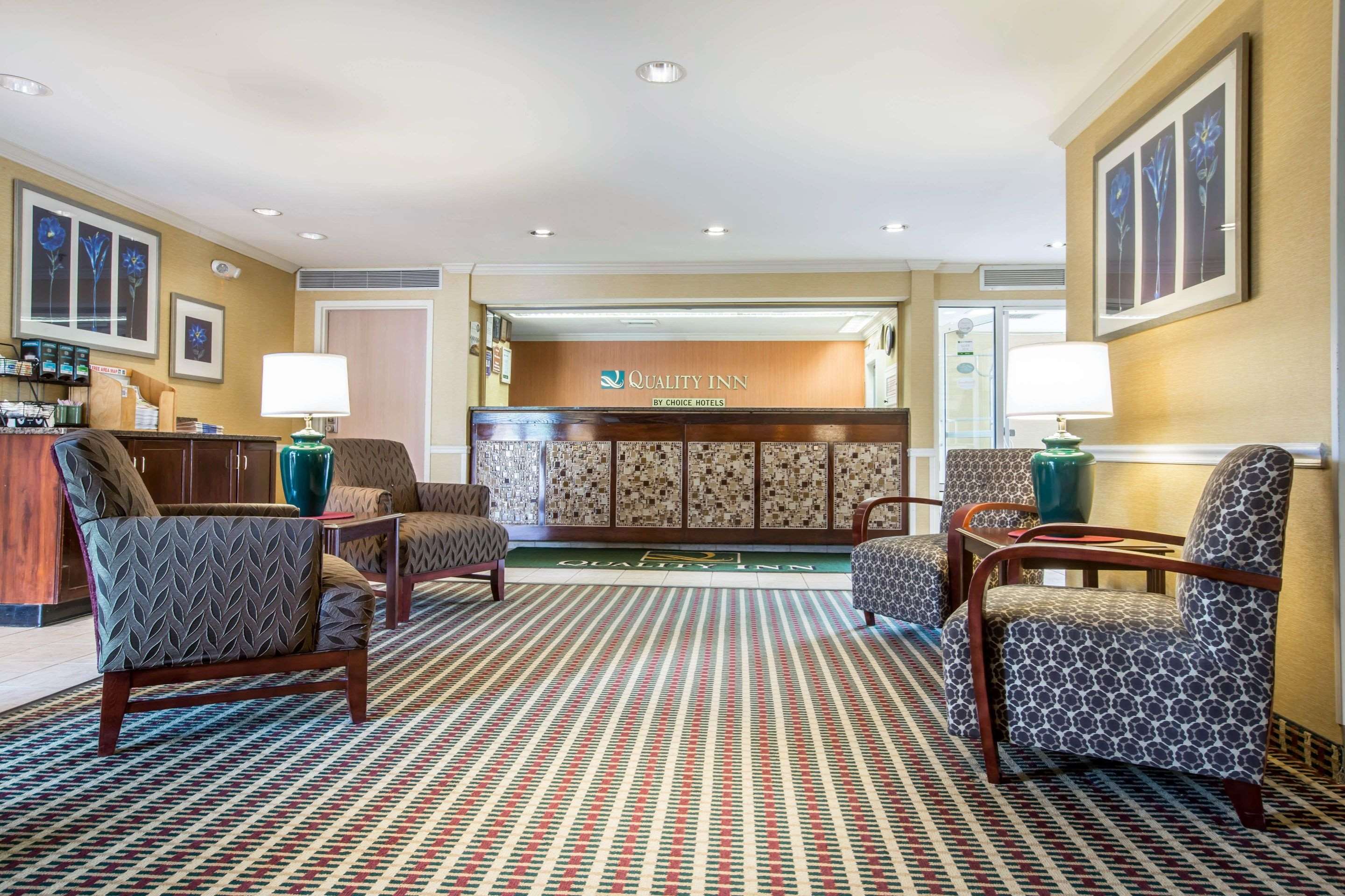Hotel lobby | Quality Inn Colchester - Burlington