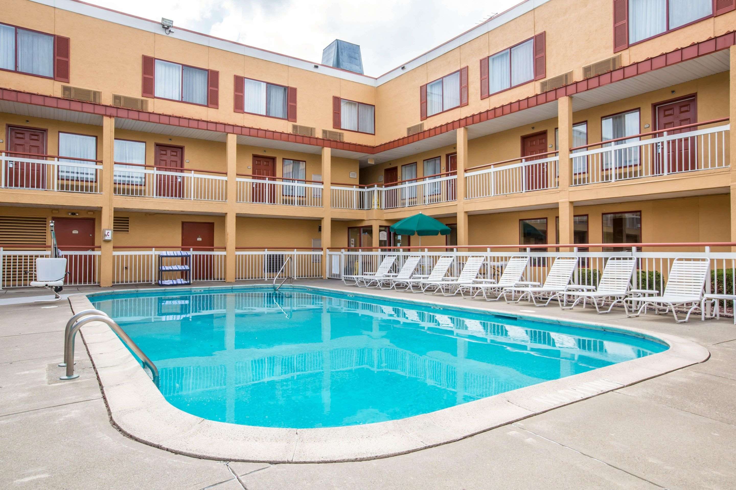 Outdoor pool with sundeck | Quality Inn Colchester - Burlington