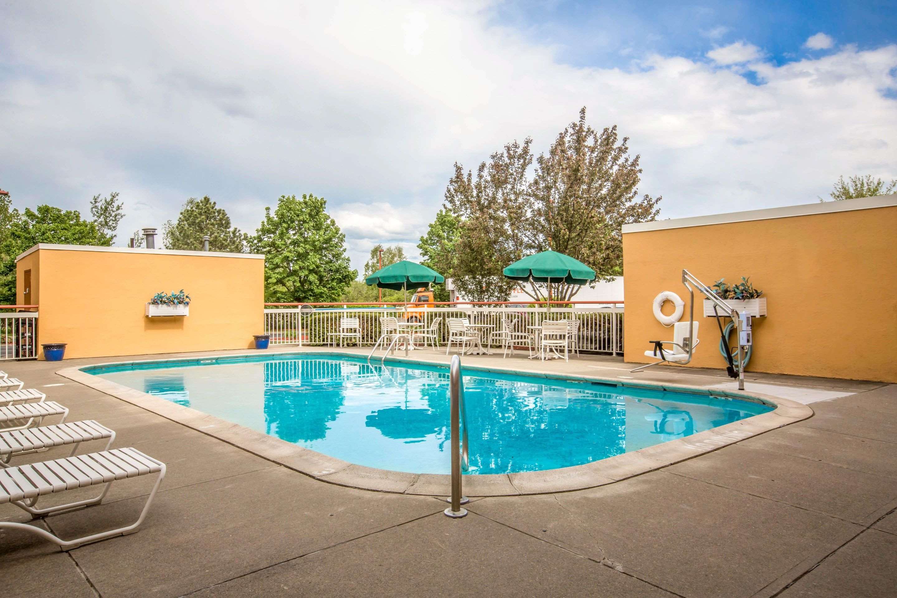 Outdoor pool with sundeck | Quality Inn Colchester - Burlington