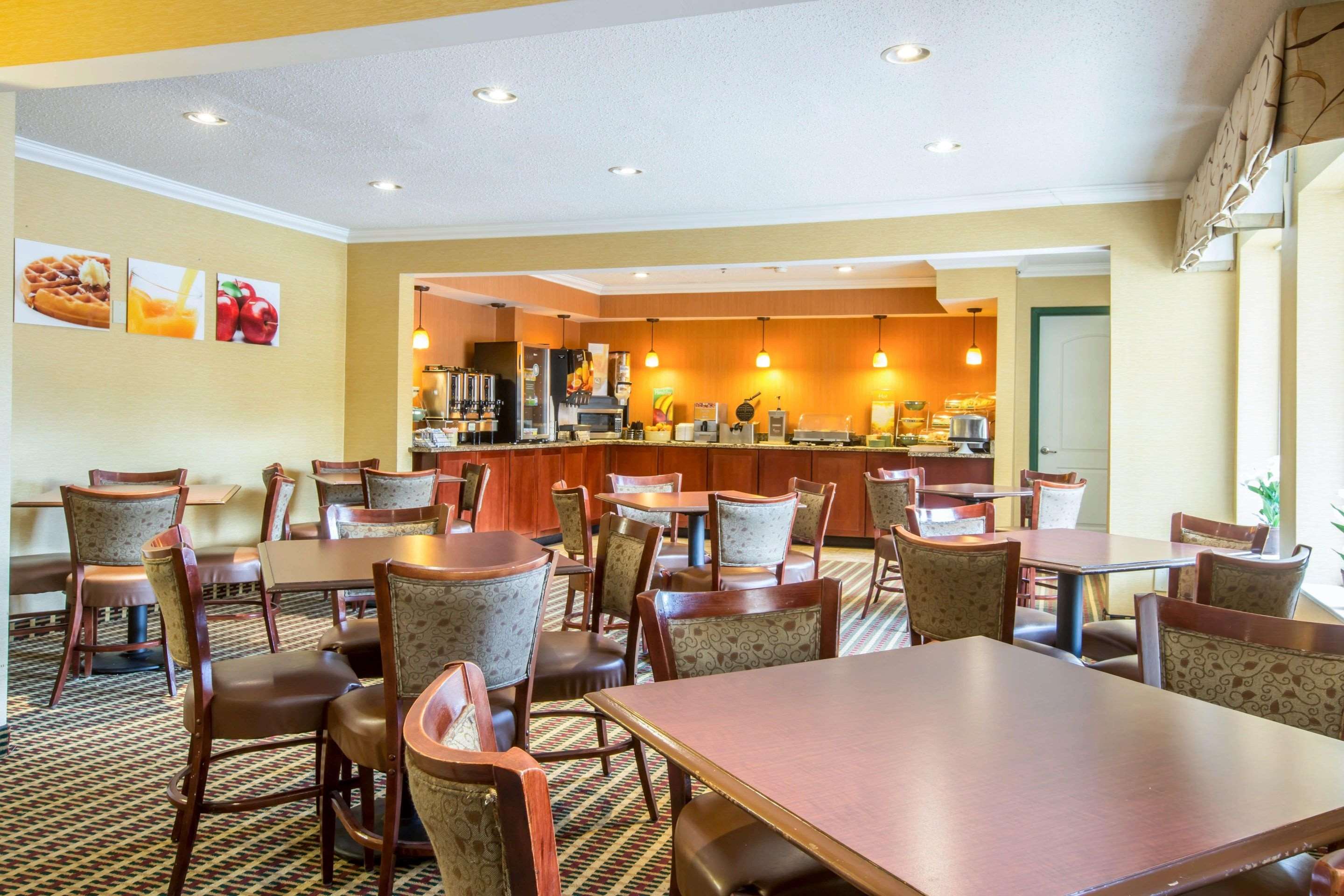 Free hot breakfast | Quality Inn Colchester - Burlington