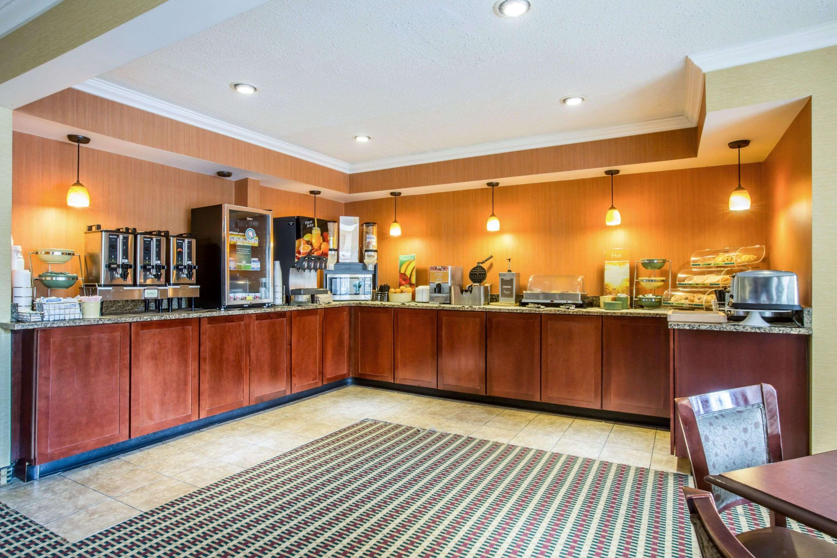 Free breakfast with waffles | Quality Inn Colchester - Burlington