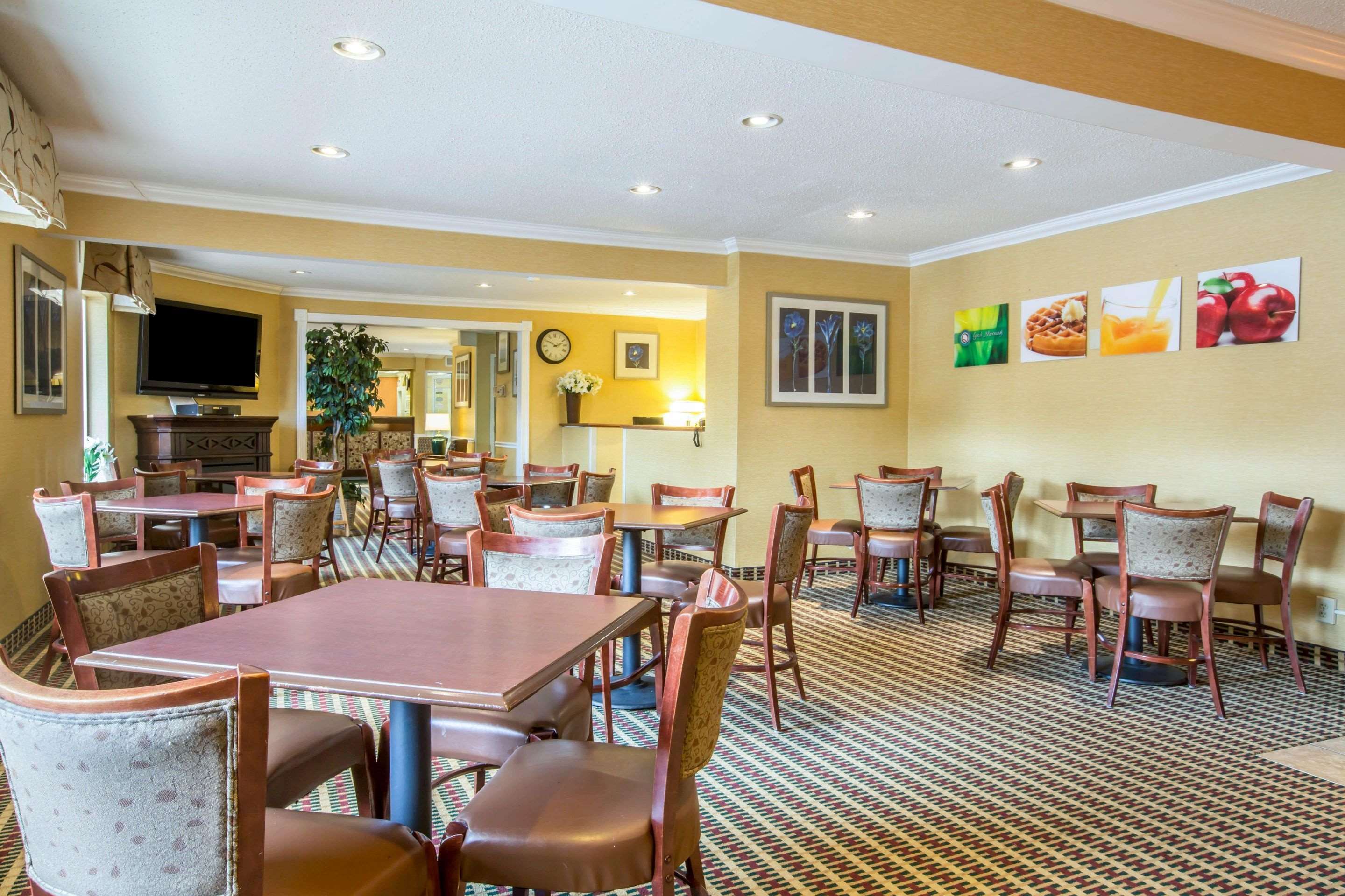 Enjoy breakfast in this seating area | Quality Inn Colchester - Burlington