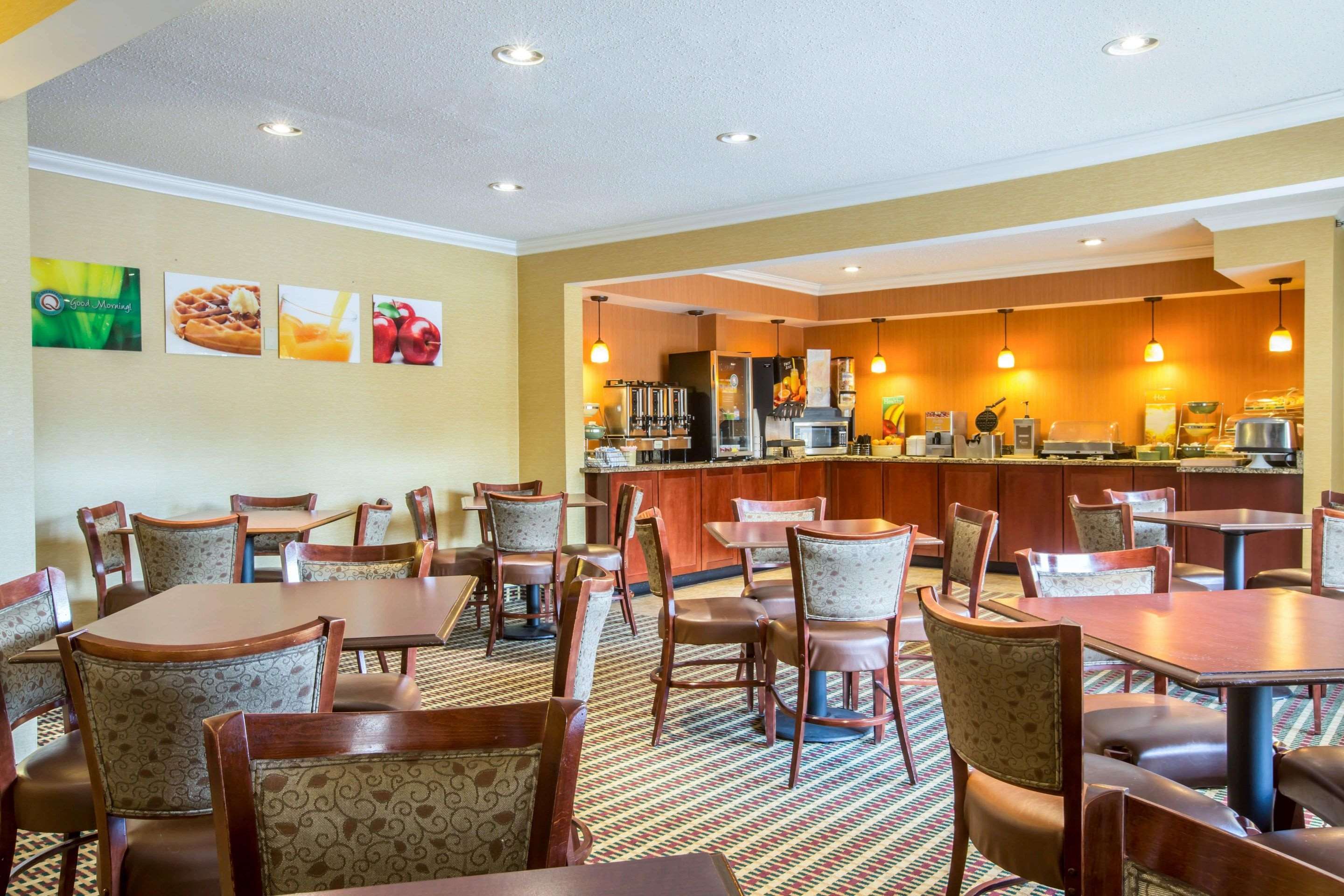 Enjoy breakfast in this spacious area | Quality Inn Colchester - Burlington
