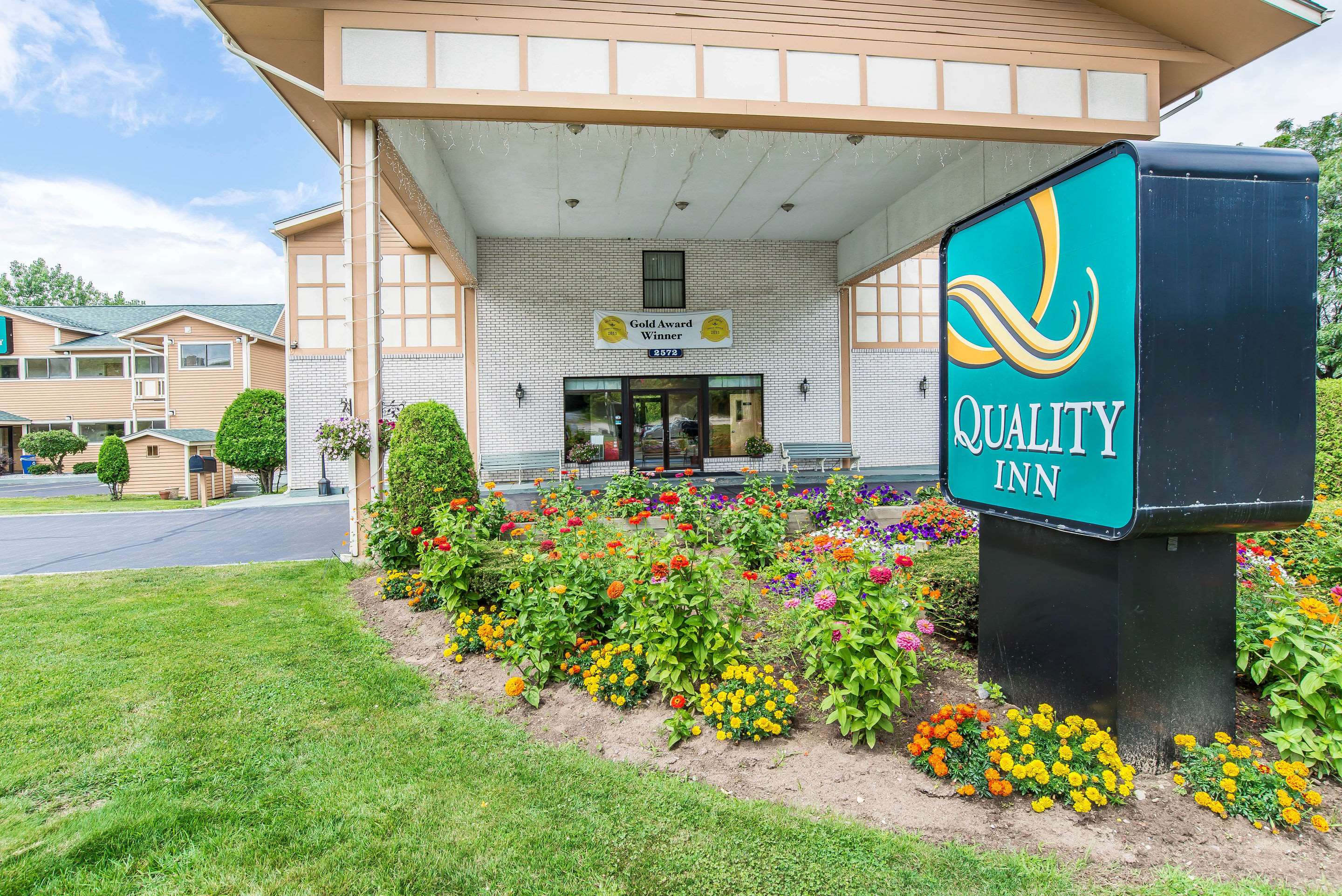 Hotel entrance | Quality Inn Shelburne - Burlington