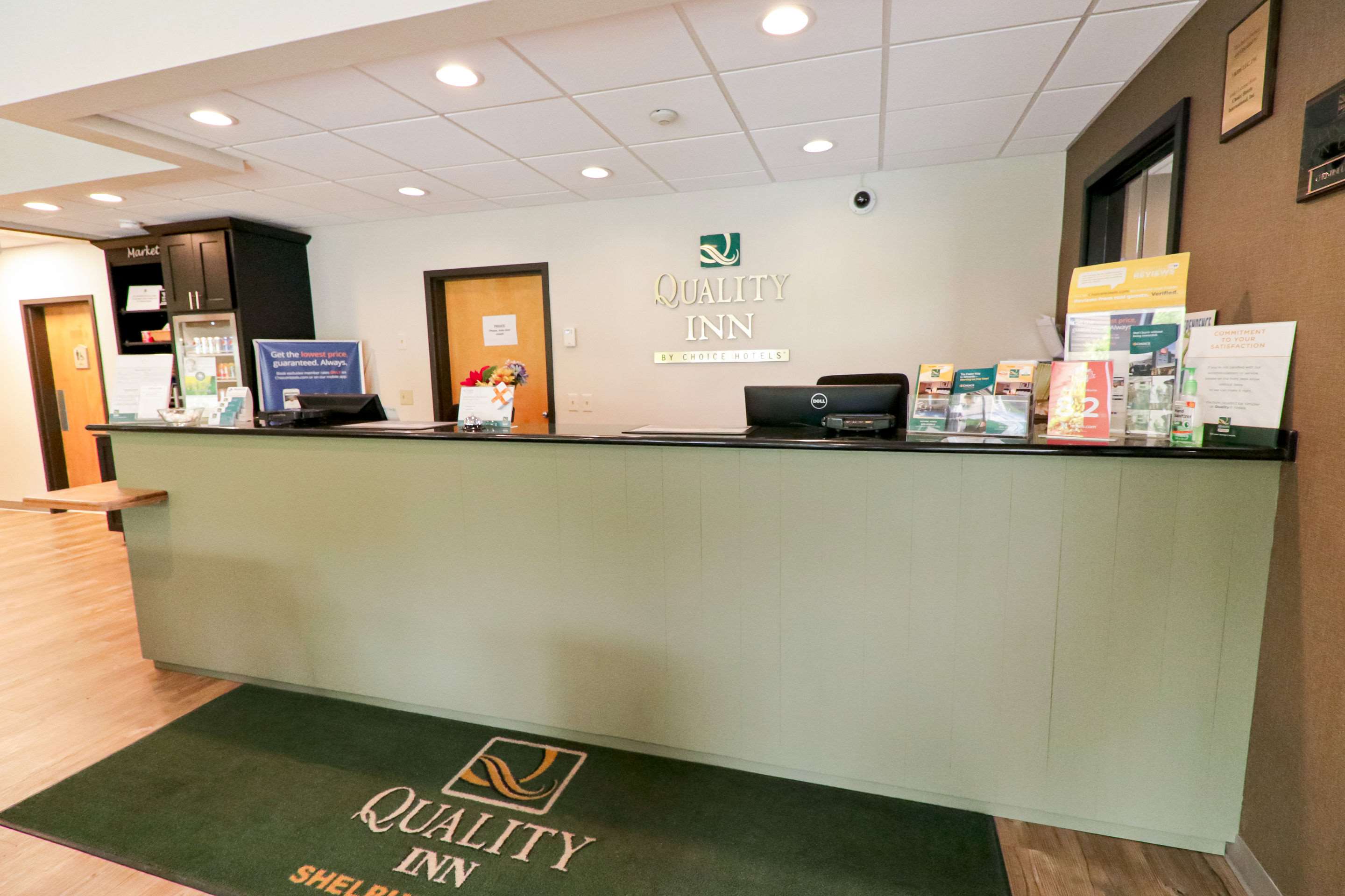 Front desk | Quality Inn Shelburne - Burlington