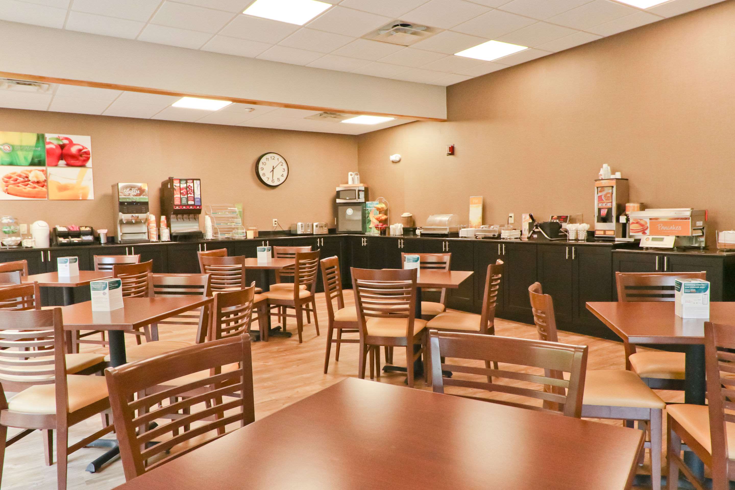 Spacious breakfast area | Quality Inn Shelburne - Burlington