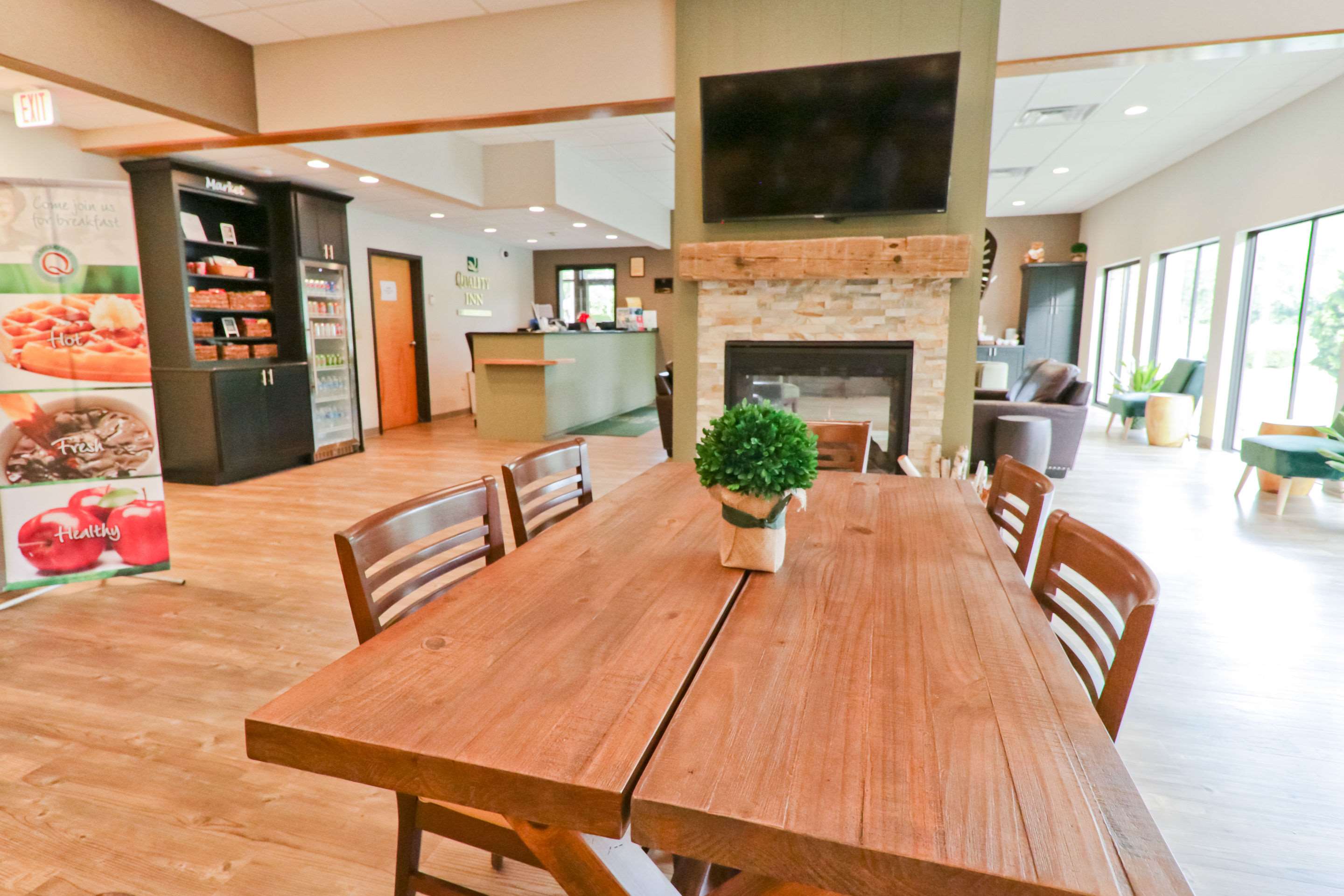 Spacious breakfast area | Quality Inn Shelburne - Burlington