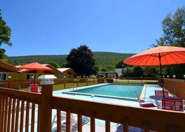 Pool - Econo Lodge Manchester