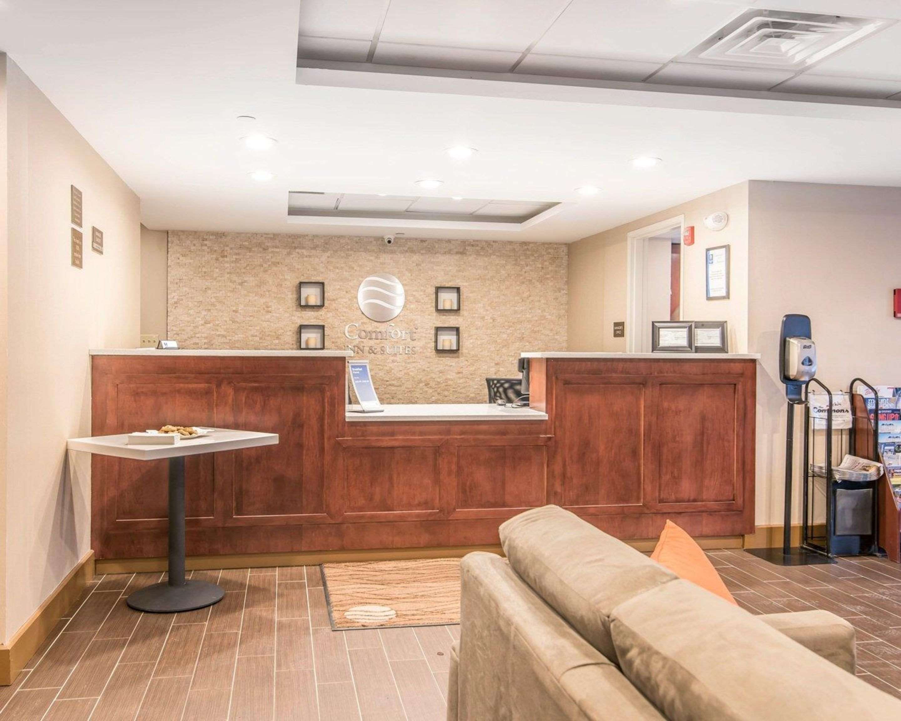 Front desk | Comfort Inn & Suites Brattleboro I-91