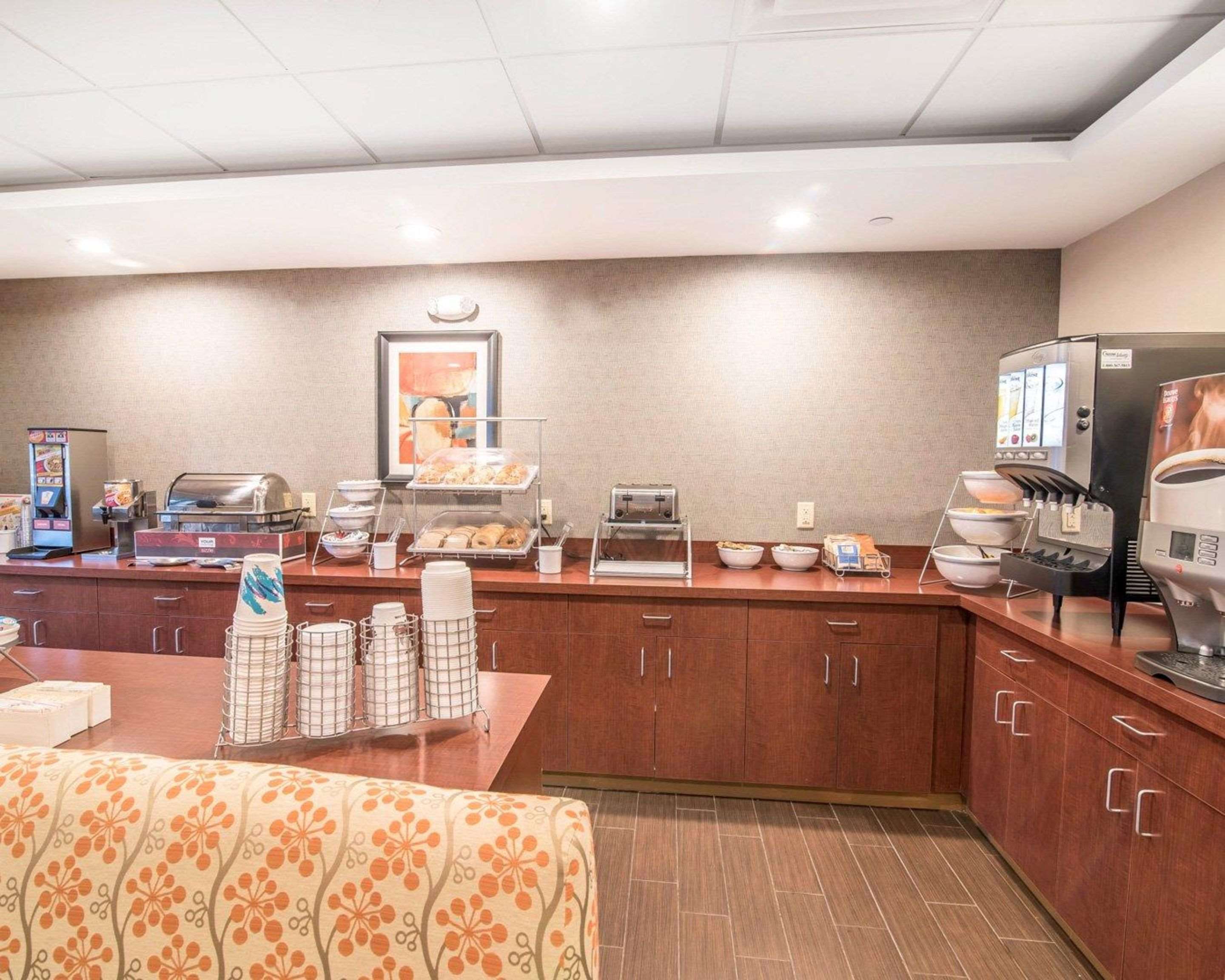 Breakfast area | Comfort Inn & Suites Brattleboro I-91