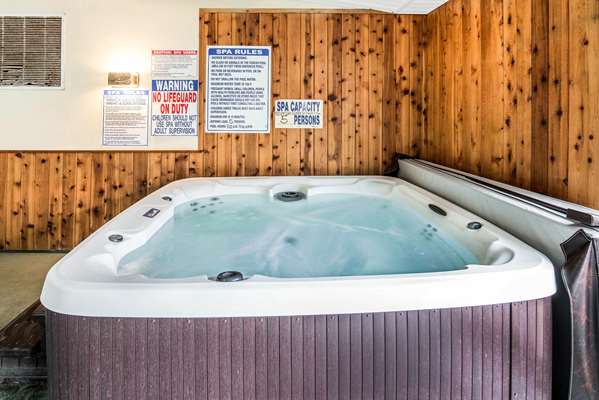 Pool - Quality Inn Montpelier Barre