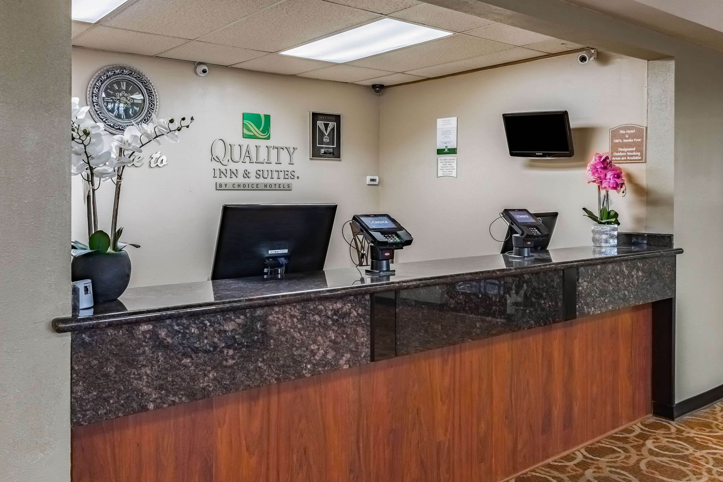 Front desk | Quality Inn & Suites Vancouver North