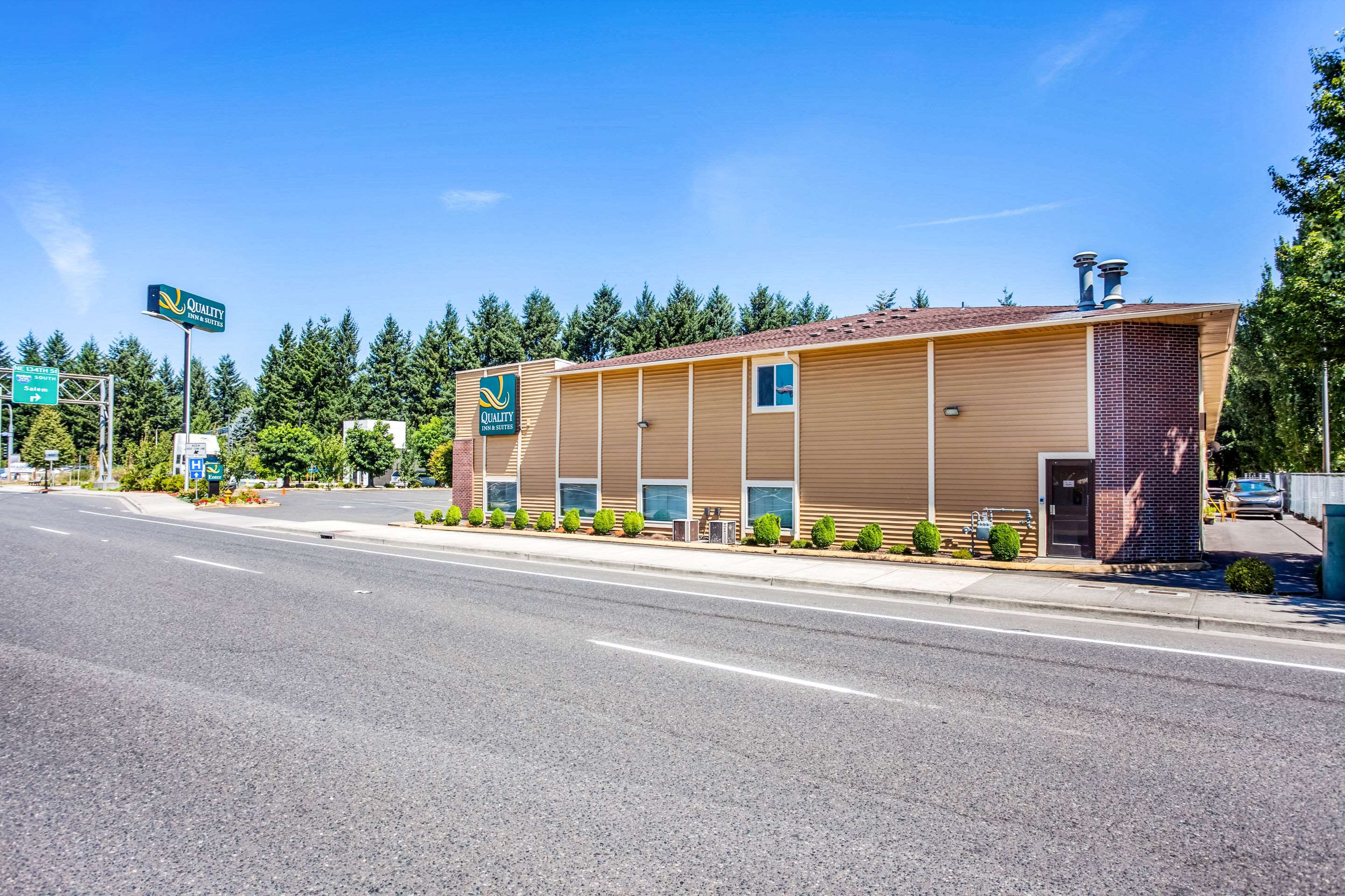 Hotel exterior | Quality Inn & Suites Vancouver North