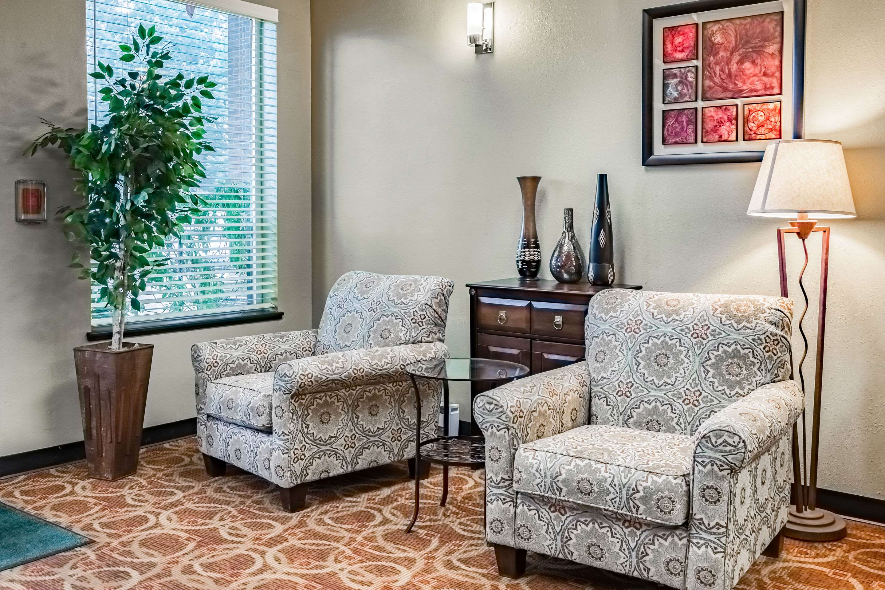 Lobby with sitting area | Quality Inn & Suites Vancouver North