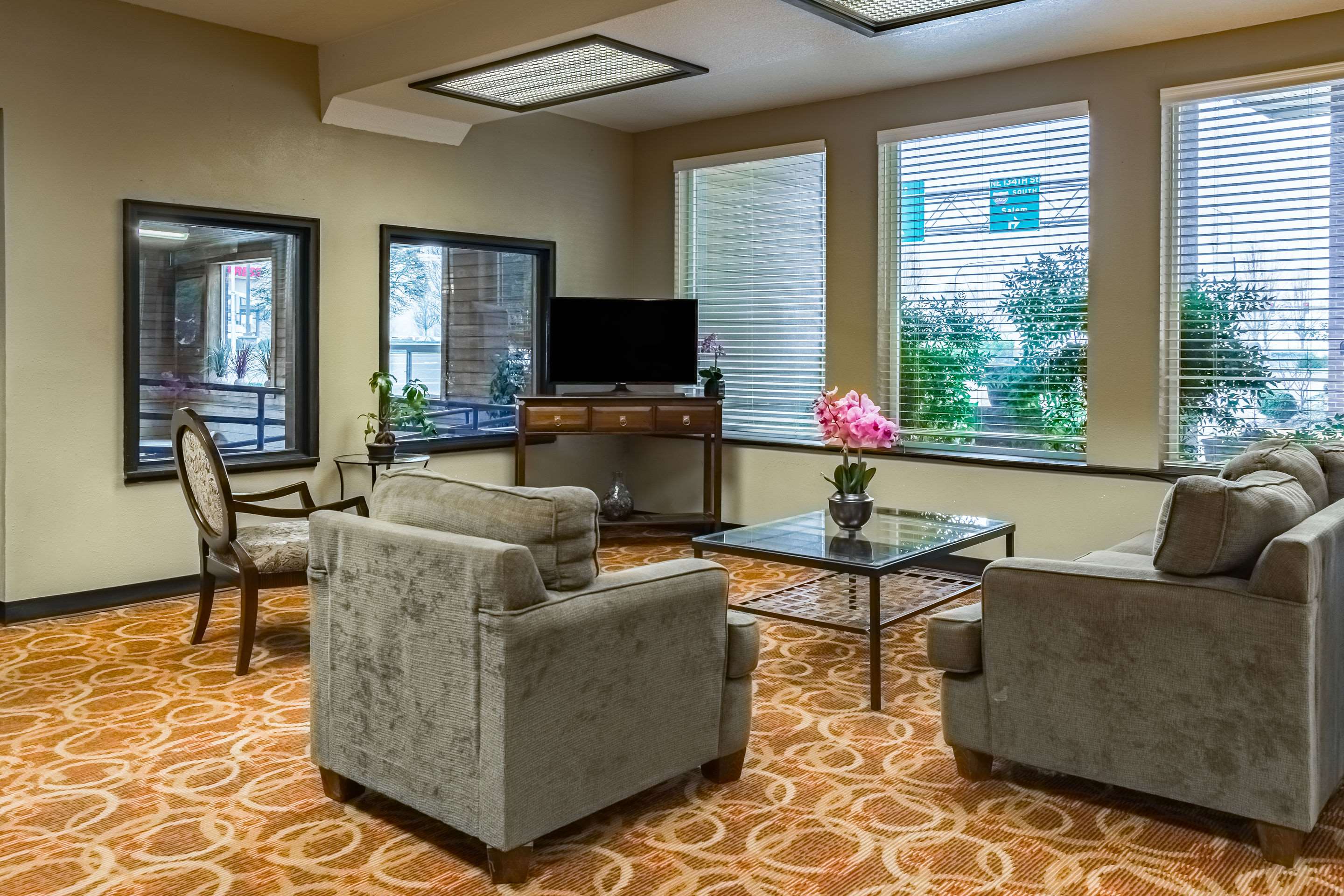 Lobby with sitting area | Quality Inn & Suites Vancouver North