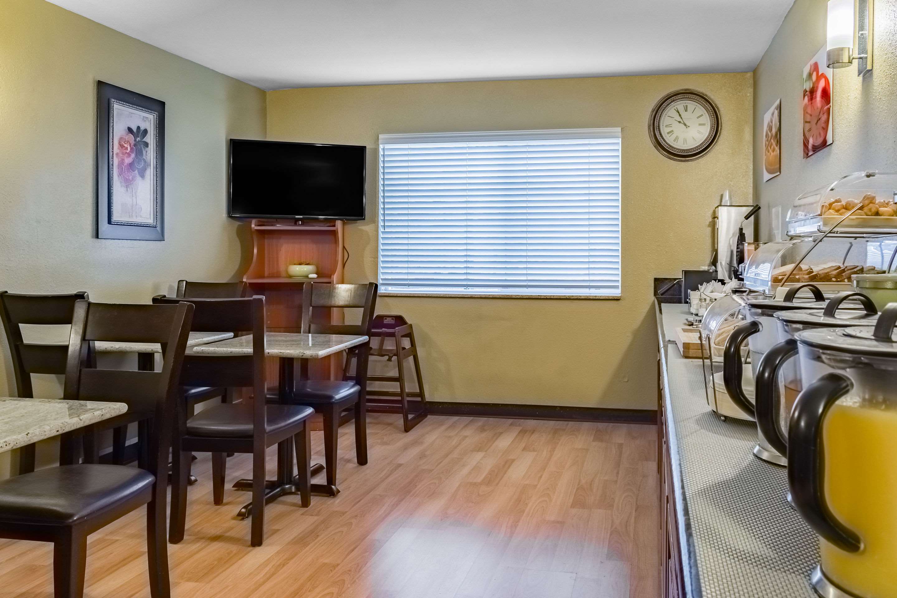 Breakfast area | Quality Inn & Suites Vancouver North