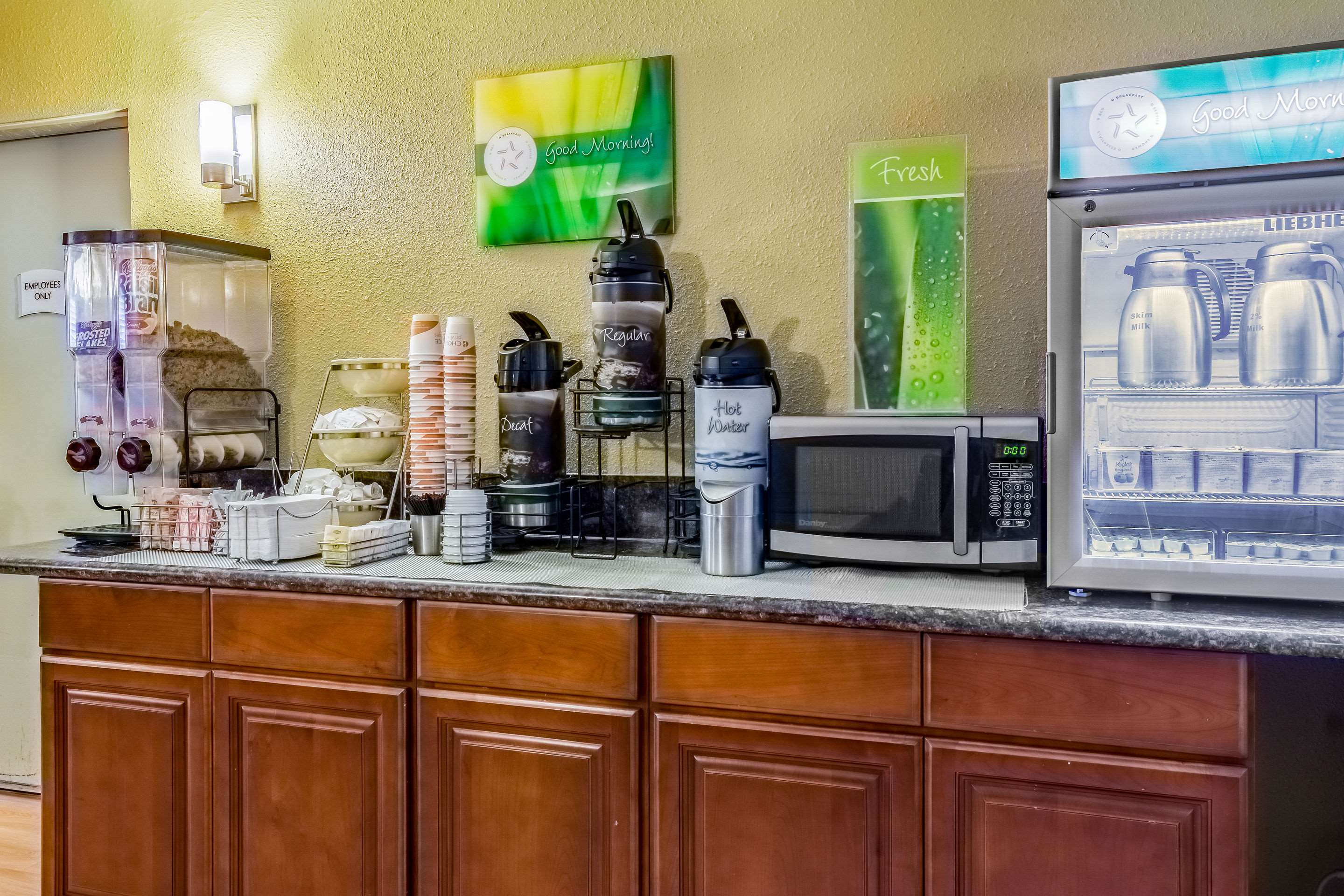 Breakfast area | Quality Inn & Suites Vancouver North