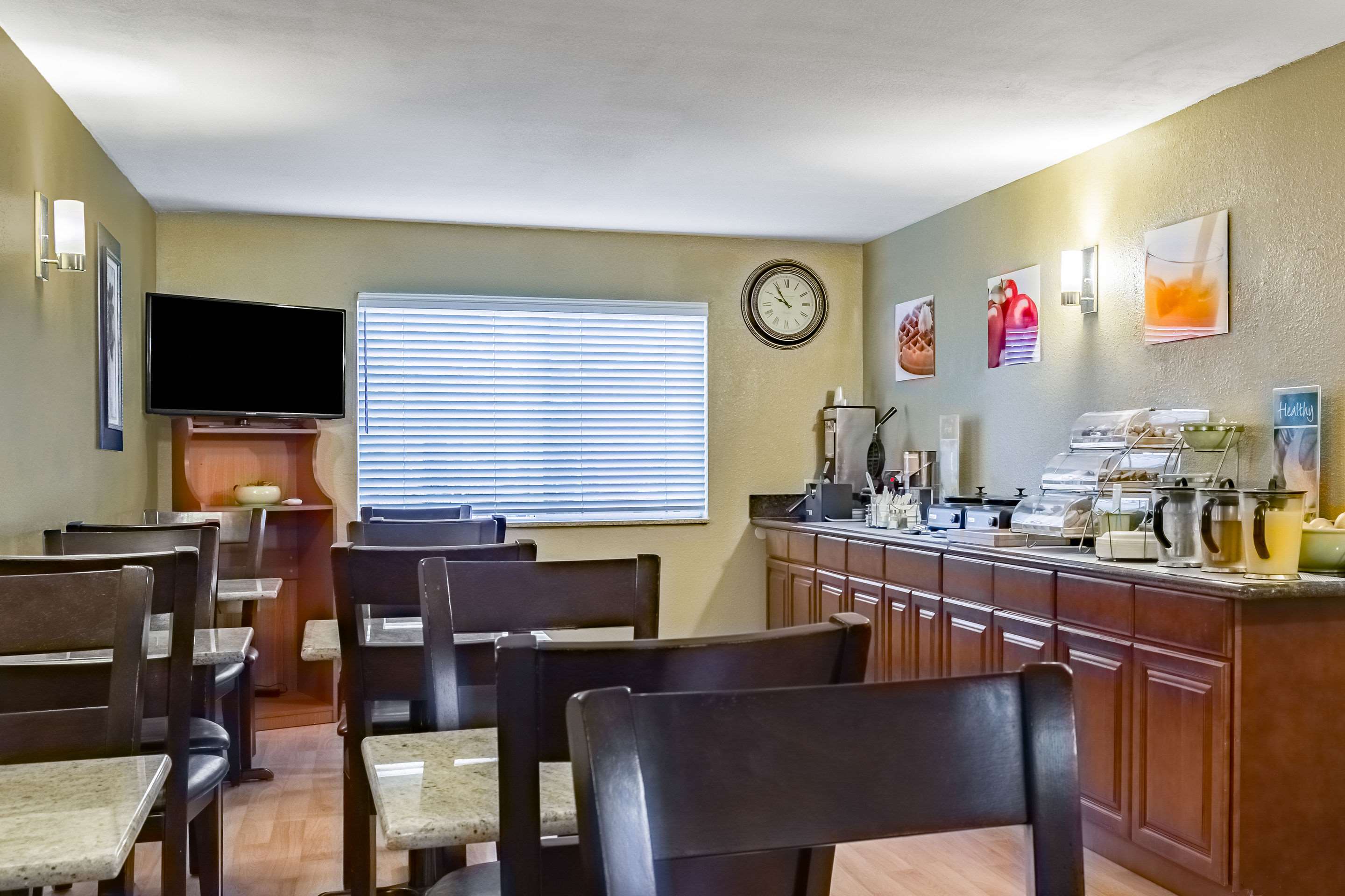 Breakfast area | Quality Inn & Suites Vancouver North