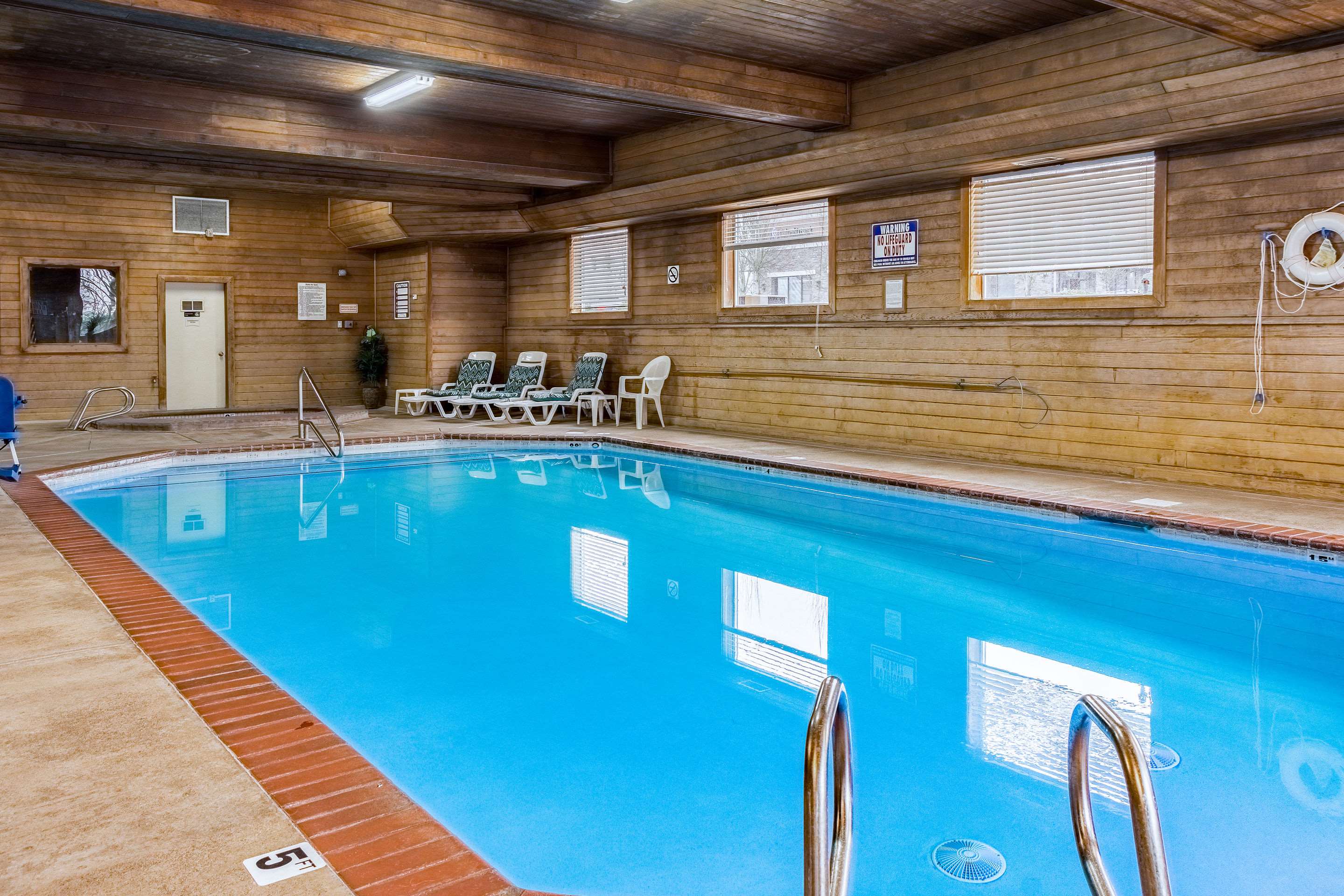 Indoor pool | Quality Inn & Suites Vancouver North