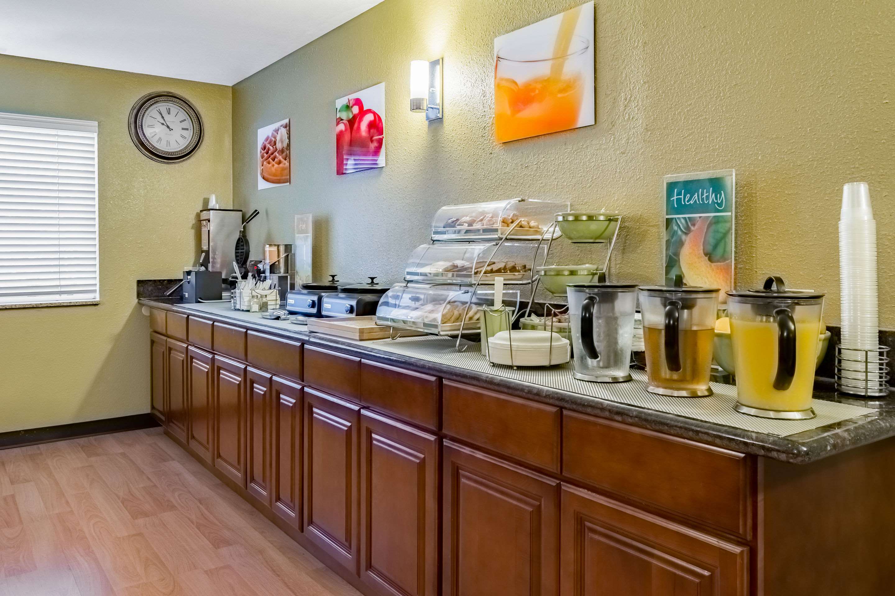 Breakfast area | Quality Inn & Suites Vancouver North