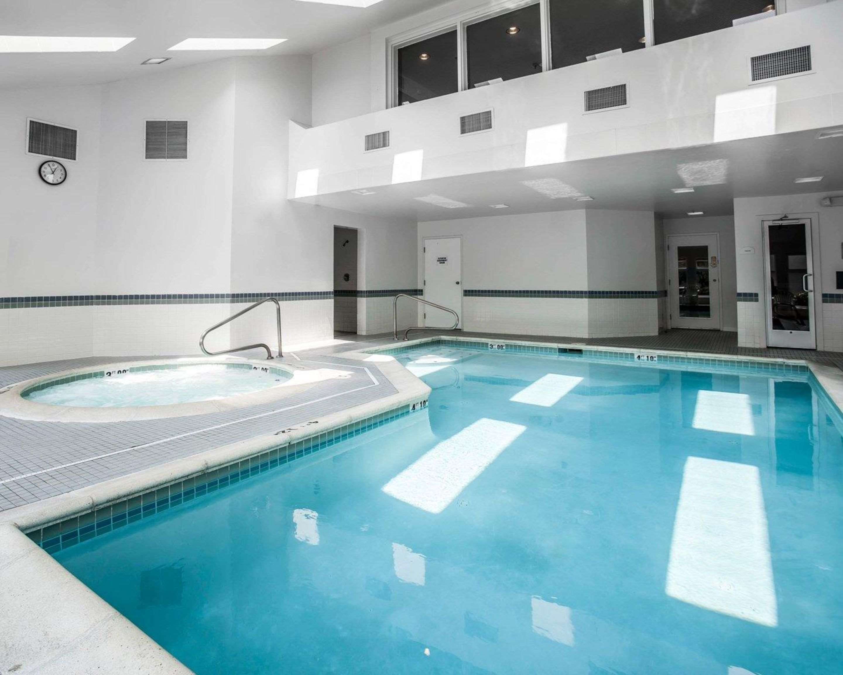 Indoor pool with hot tub | Comfort Inn Bellingham