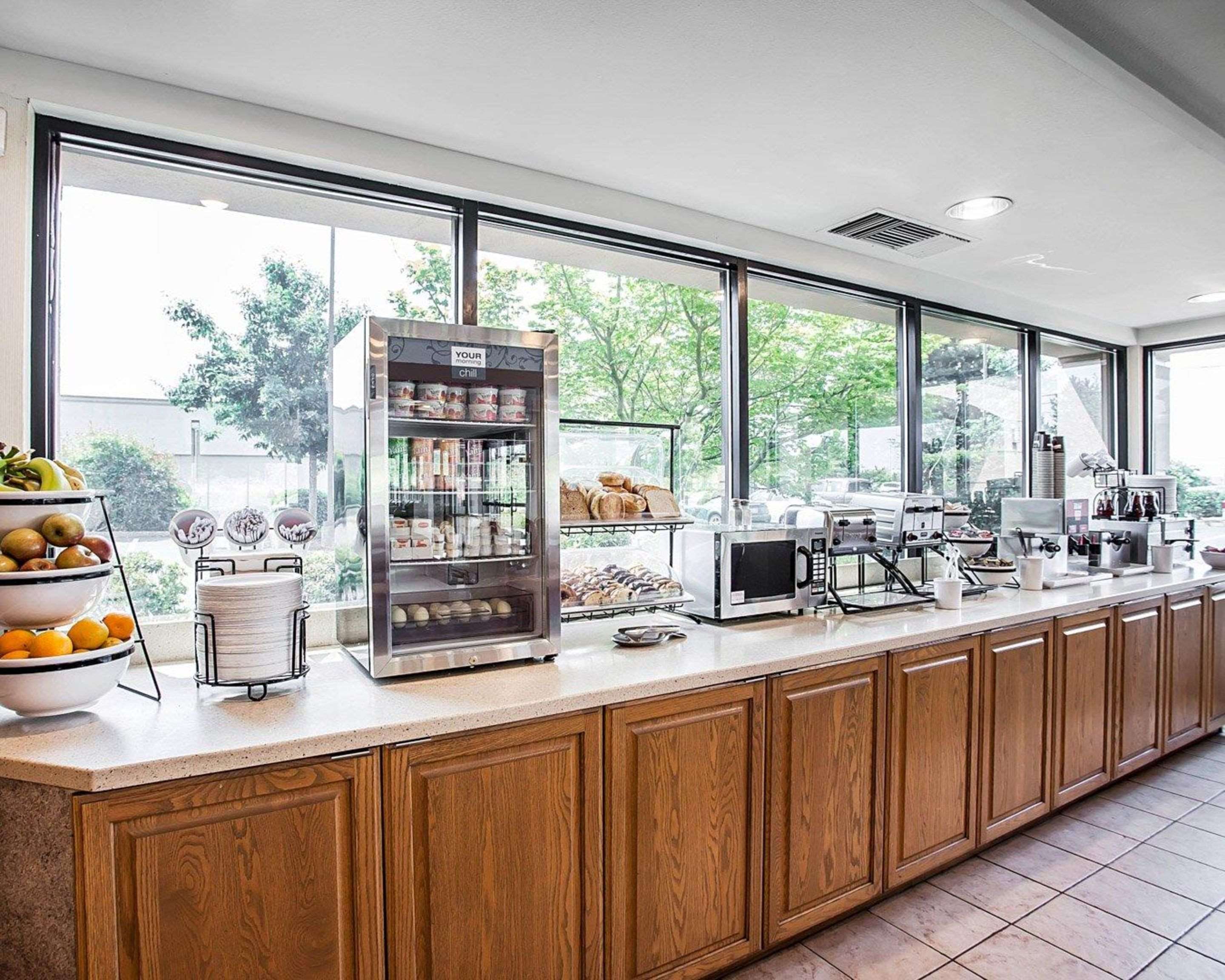 Breakfast counter | Comfort Inn Bellingham