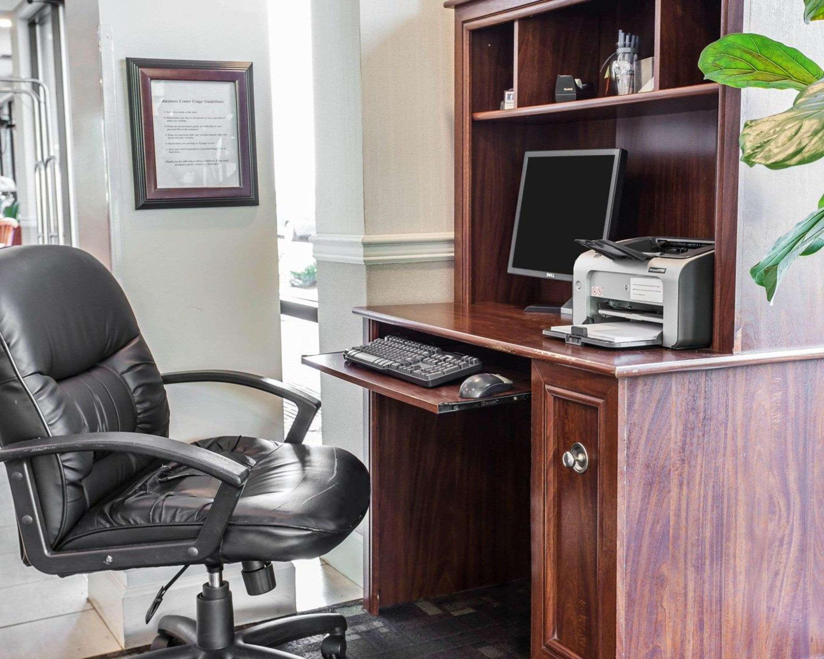 Business room with work space | Comfort Inn Bellingham