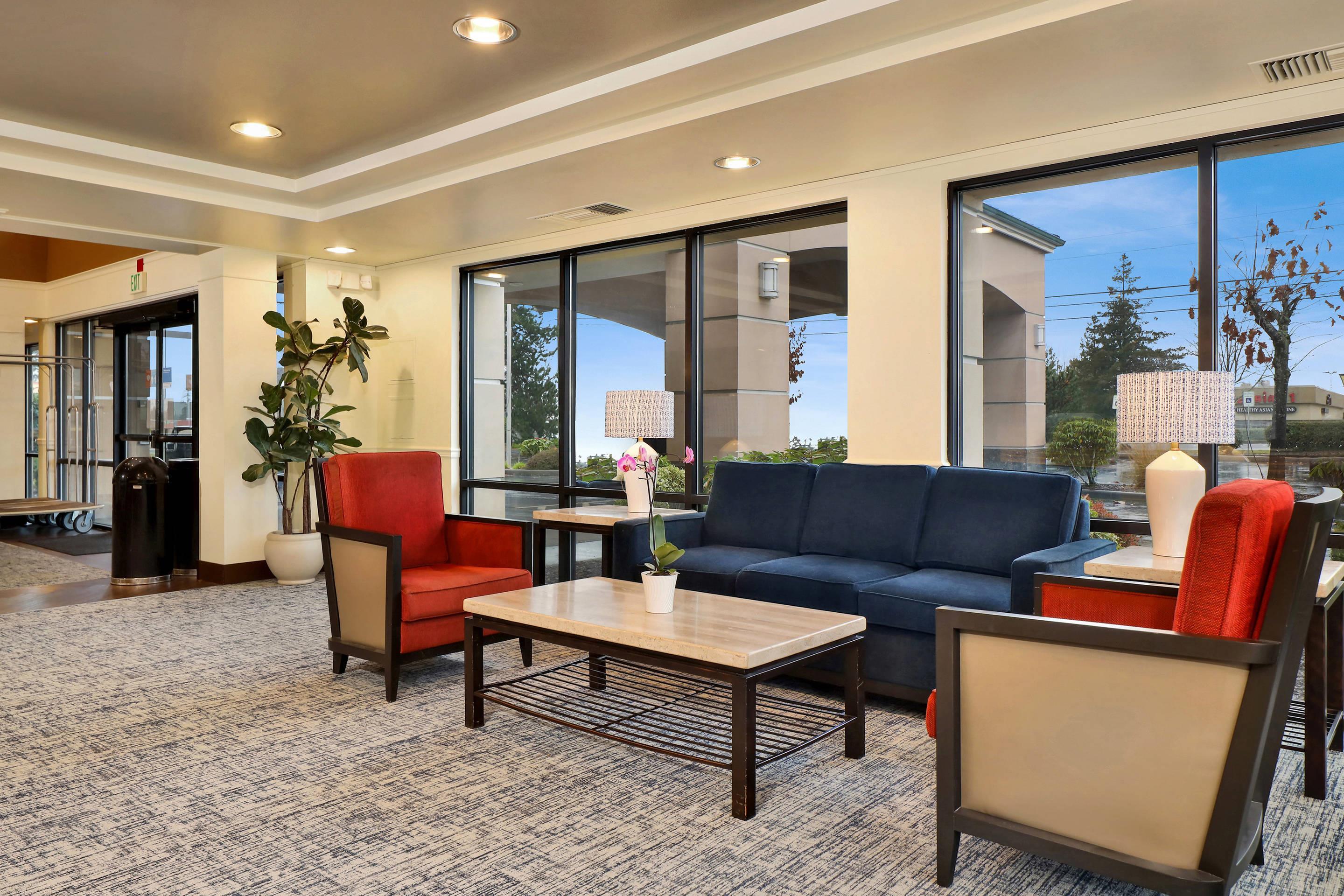 Lobby with sitting area | Comfort Inn Bellingham