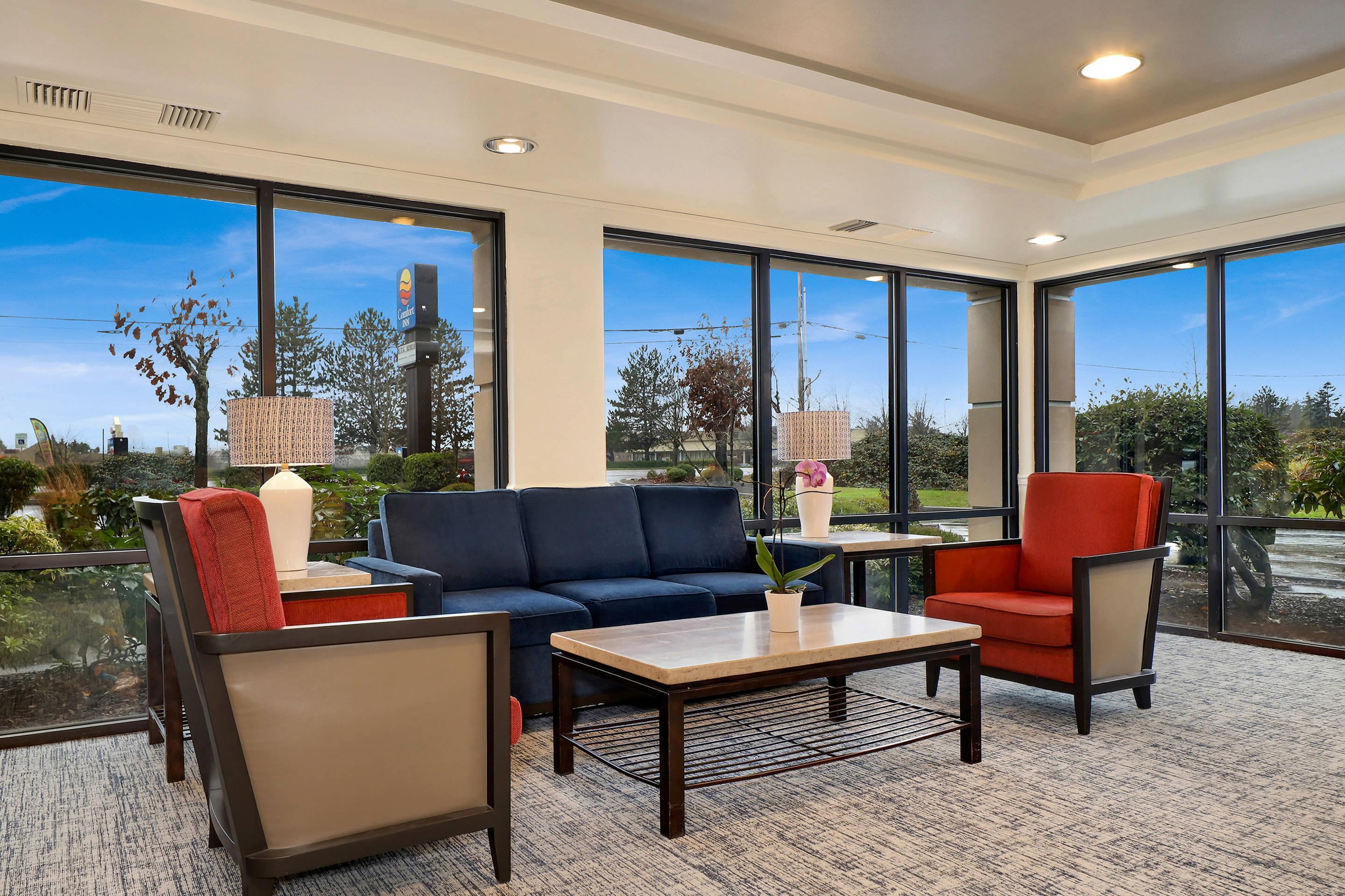 Lobby with sitting area | Comfort Inn Bellingham