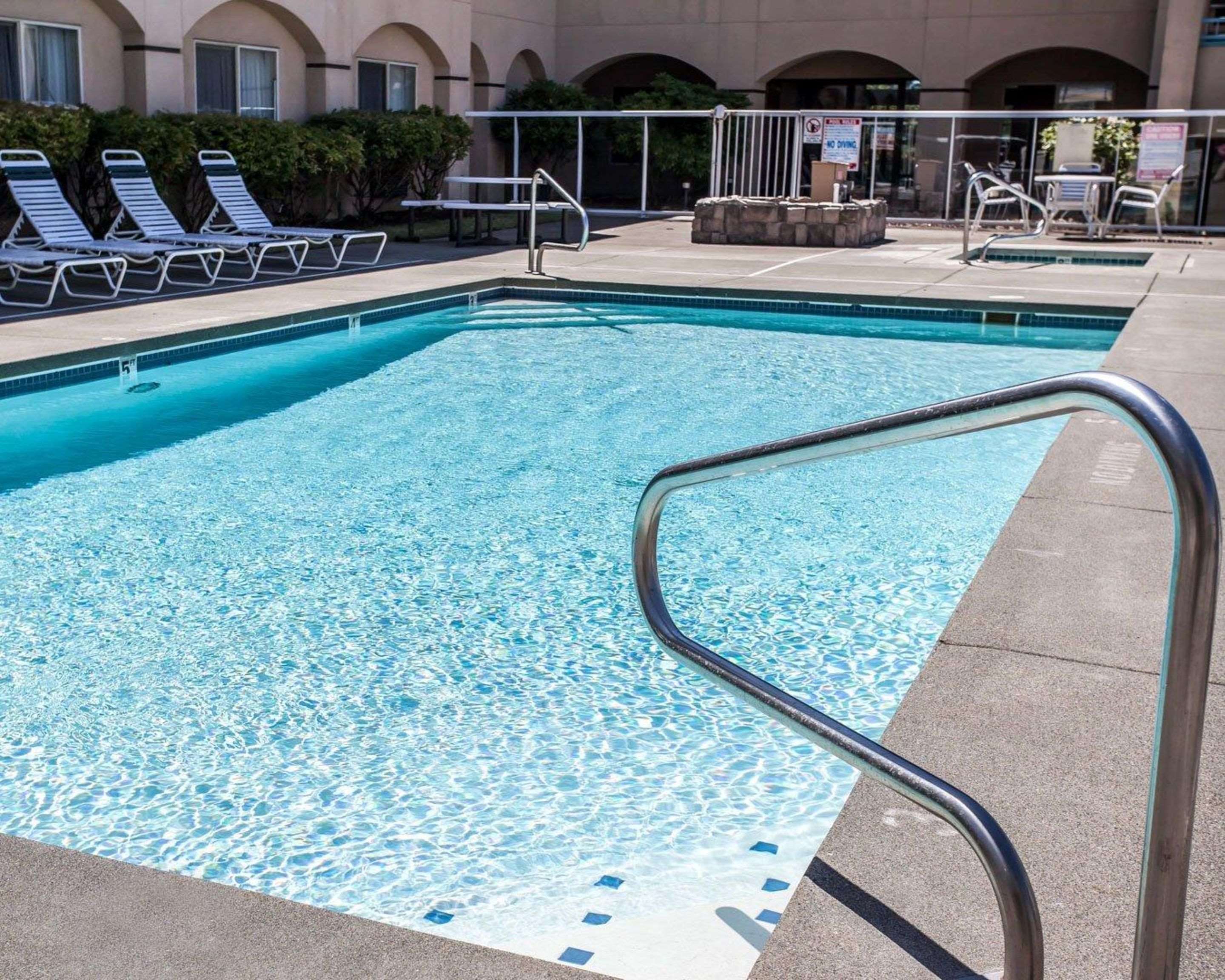 Outdoor pool | Quality Inn Grand Suites Bellingham
