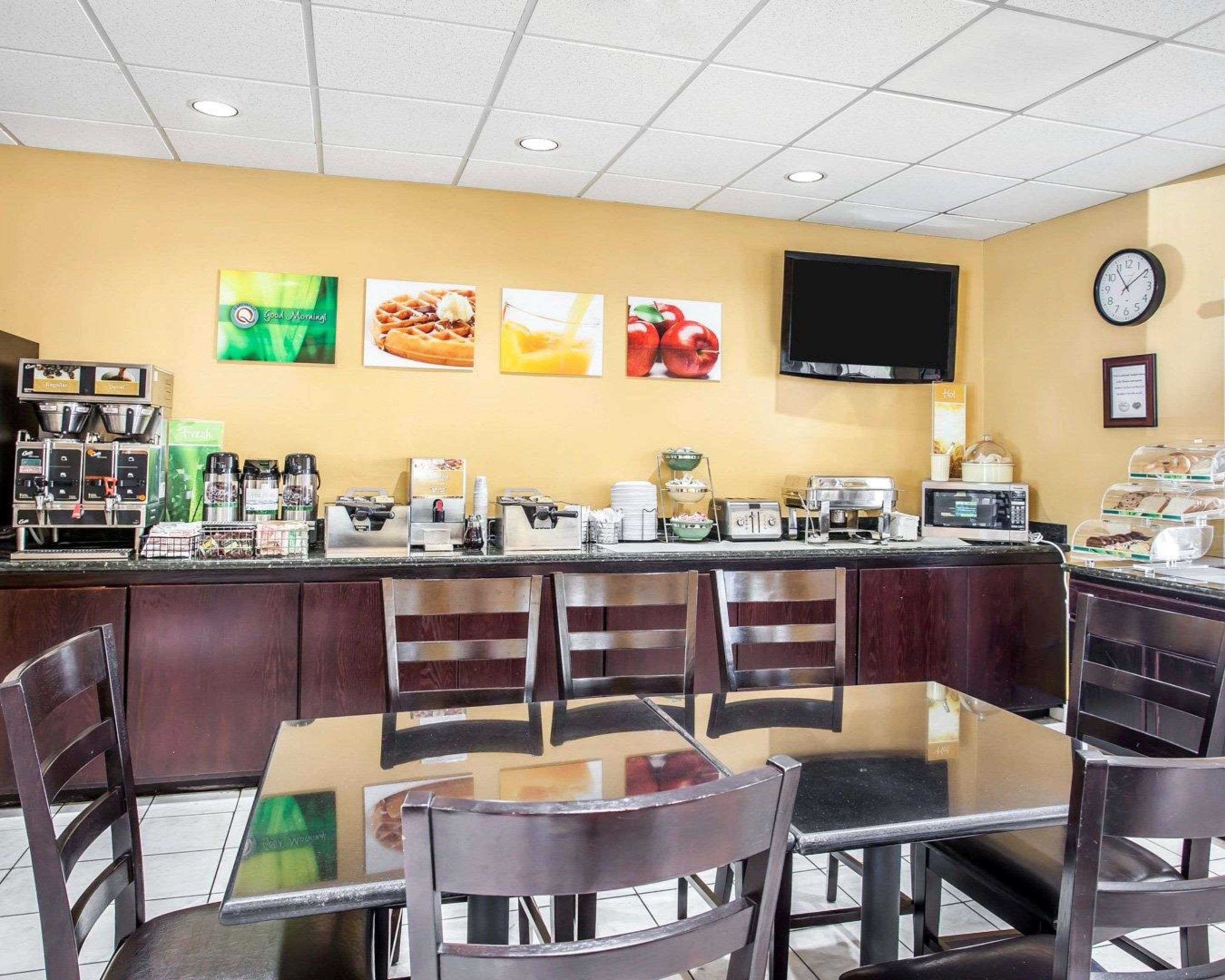 Breakfast area | Quality Inn Grand Suites Bellingham