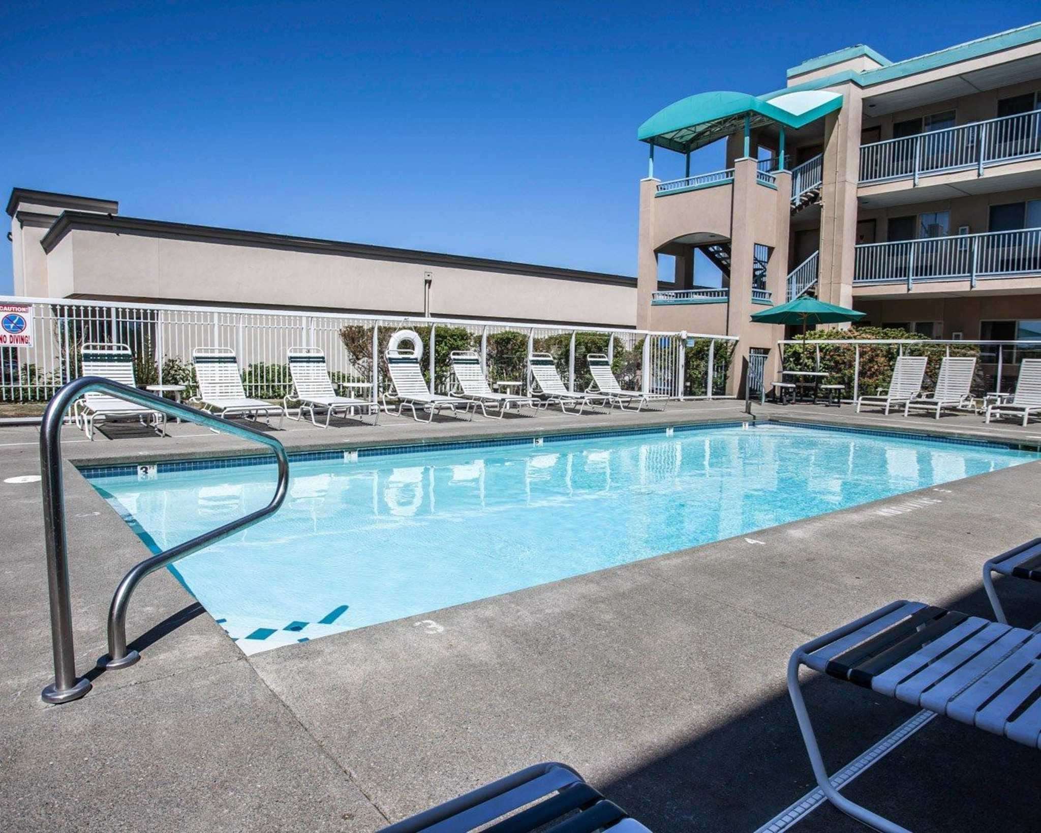 Outdoor pool with sundeck | Quality Inn Grand Suites Bellingham