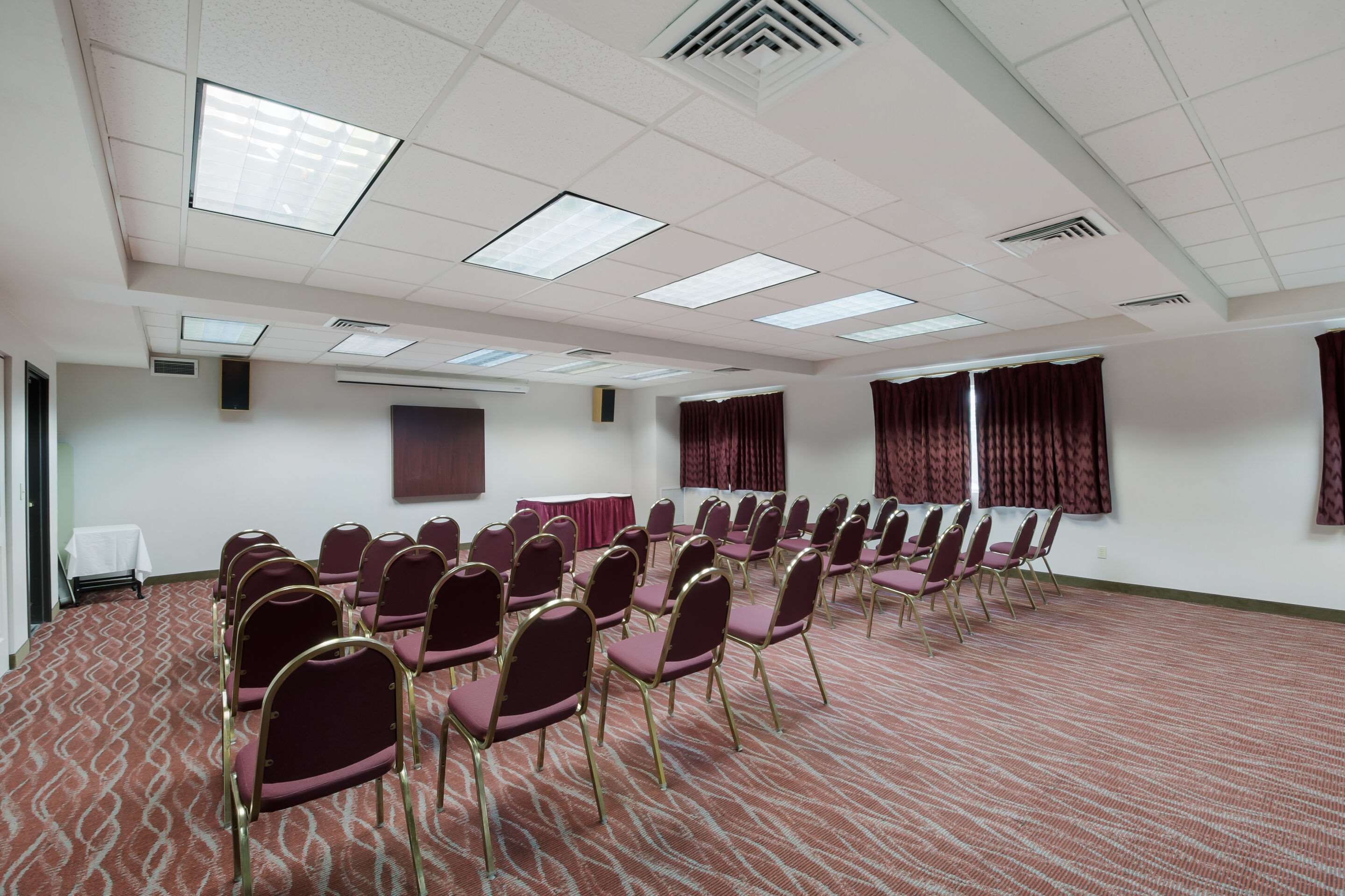 Meeting room | Quality Inn Grand Suites Bellingham