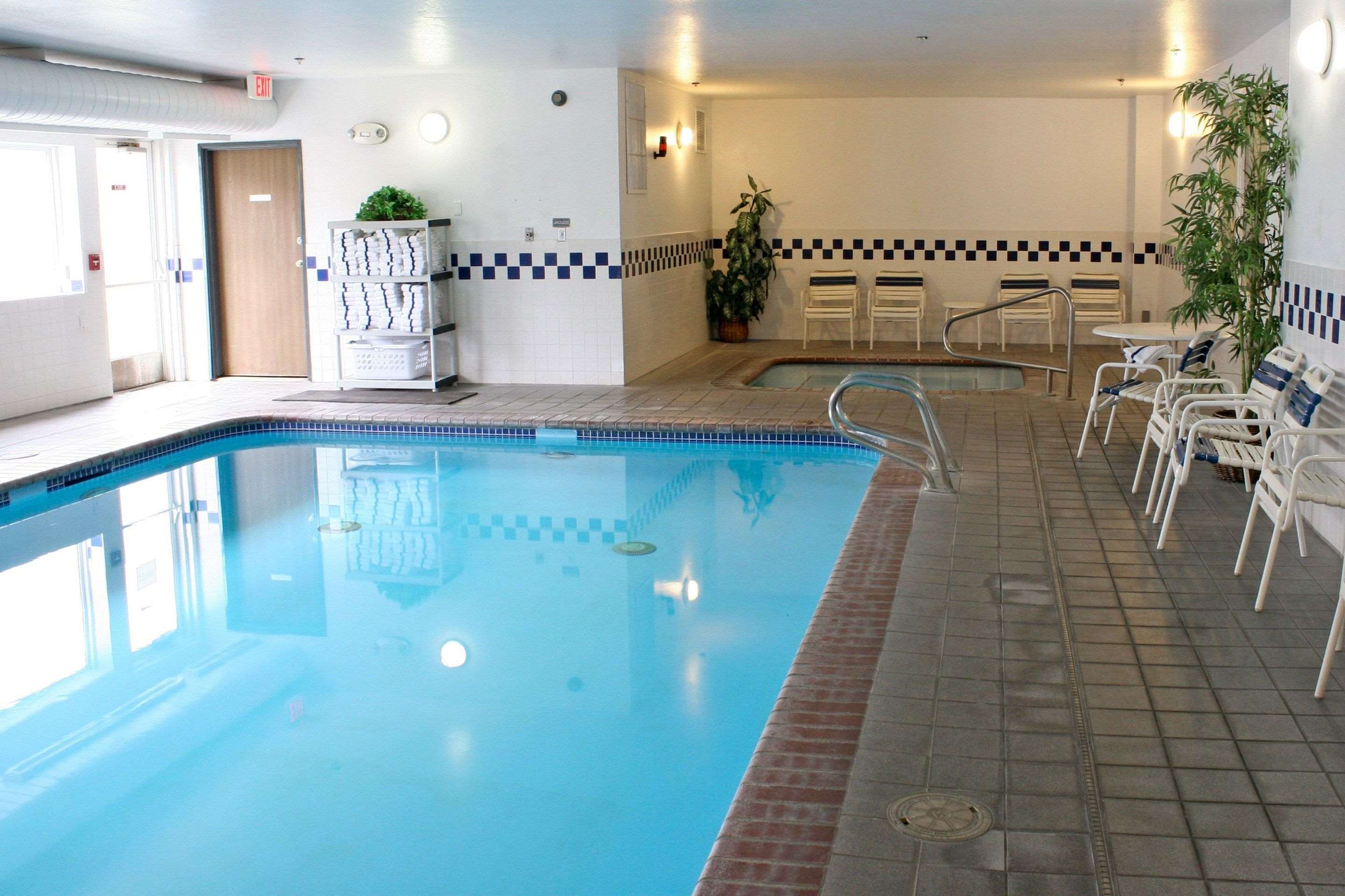 Indoor pool with hot tub | Comfort Inn Ellensburg