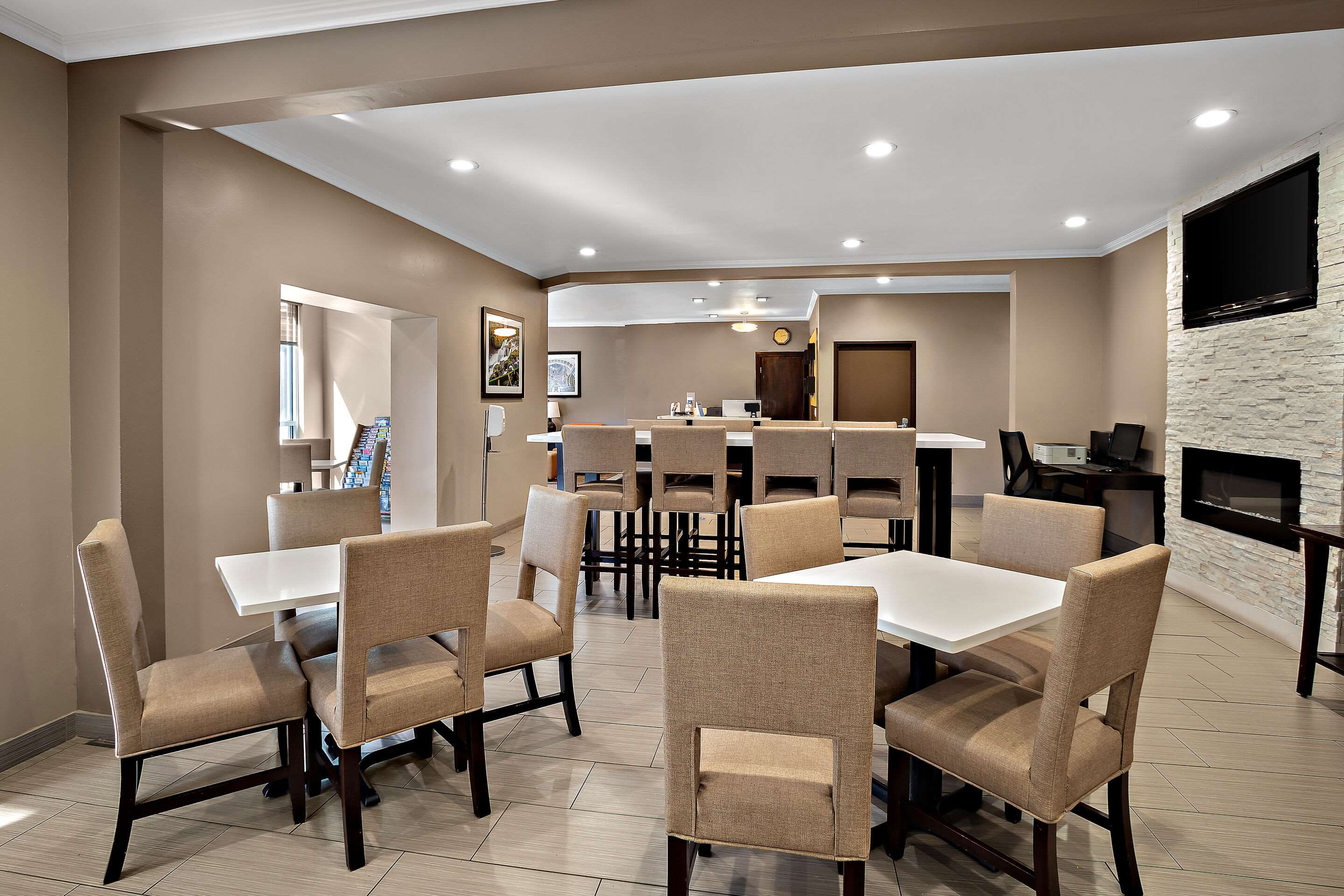 Enjoy breakfast in this seating area | Comfort Inn Lacey - Olympia