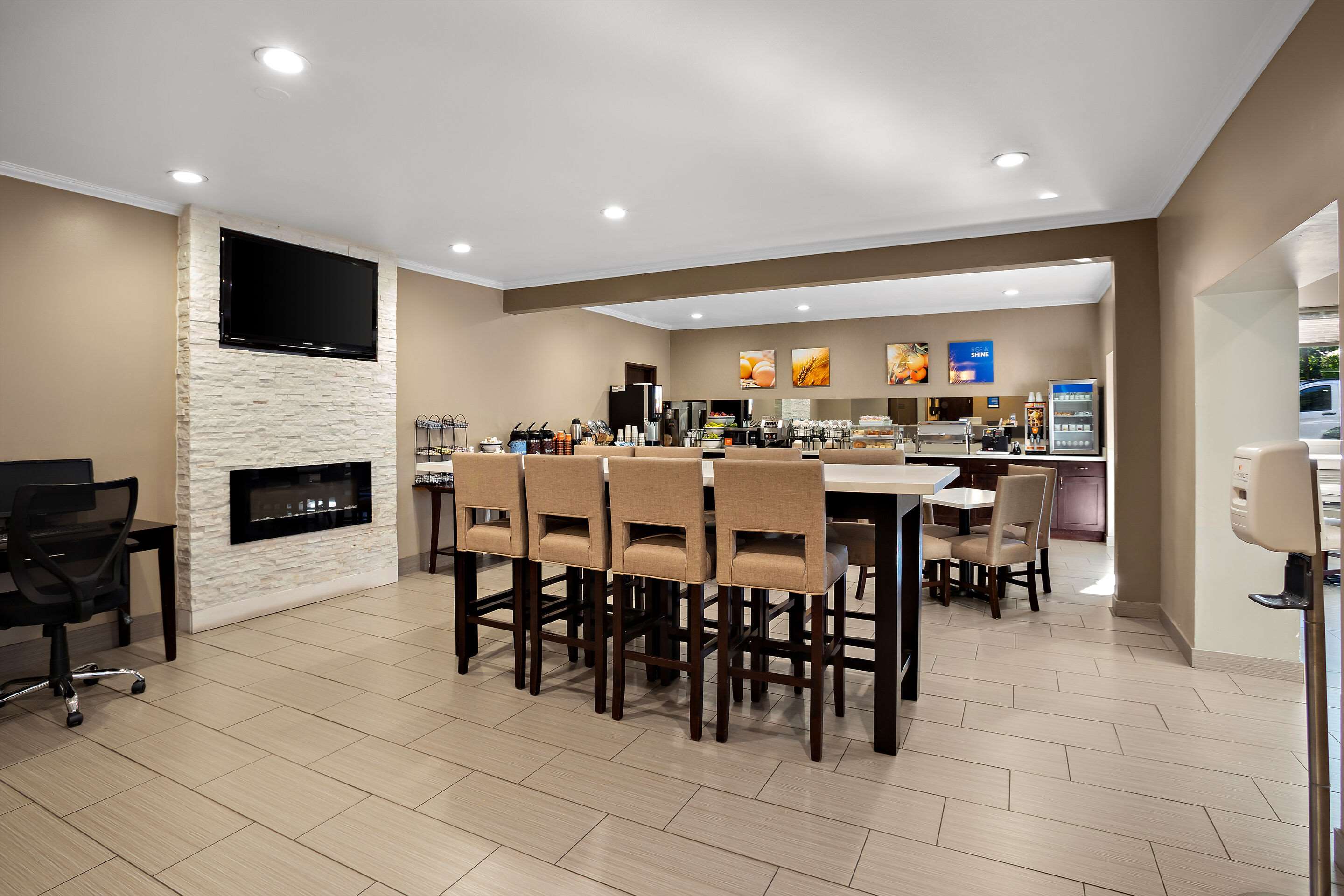 Breakfast area | Comfort Inn Lacey - Olympia
