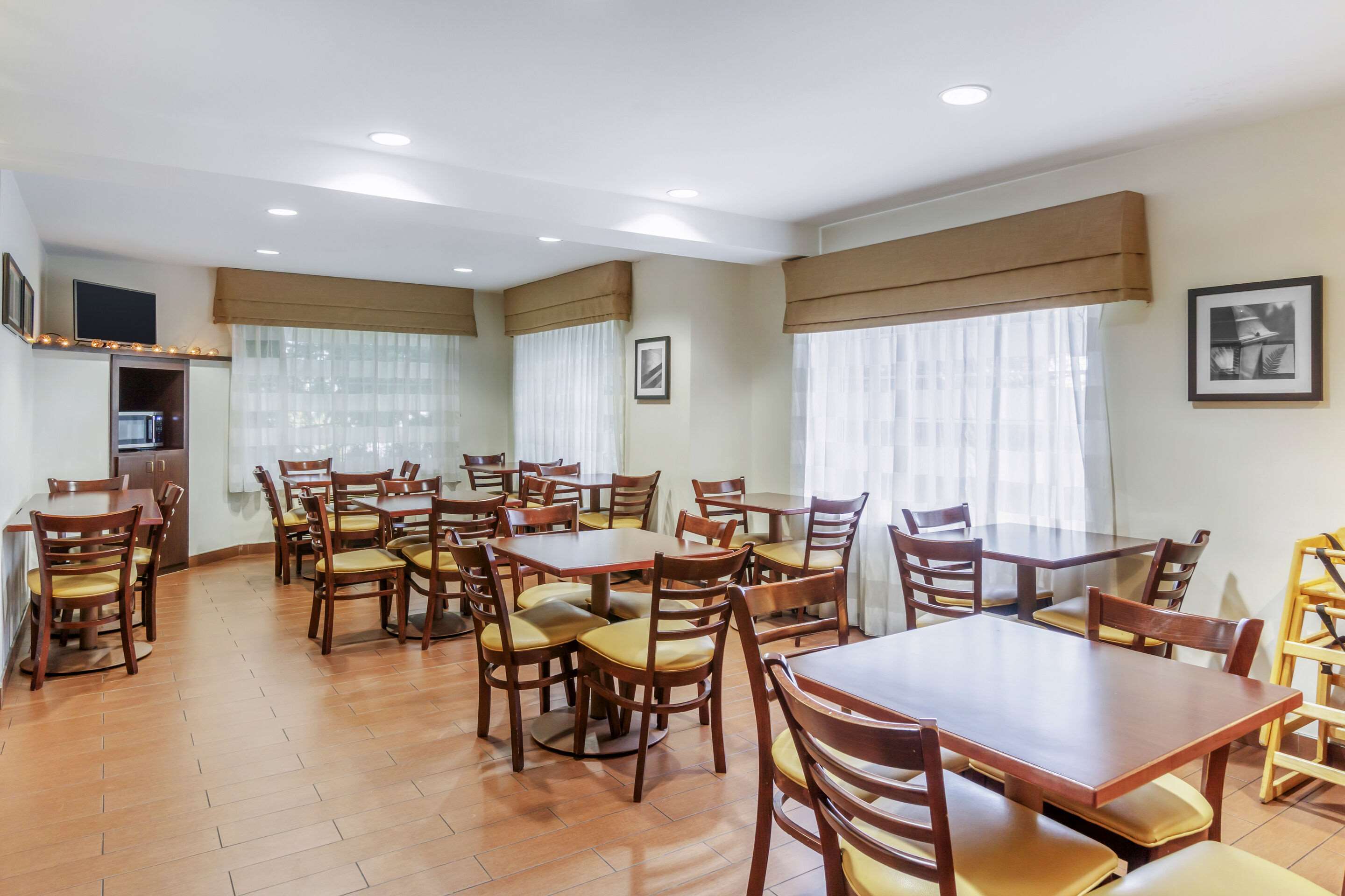 Breakfast area | Sleep Inn SeaTac