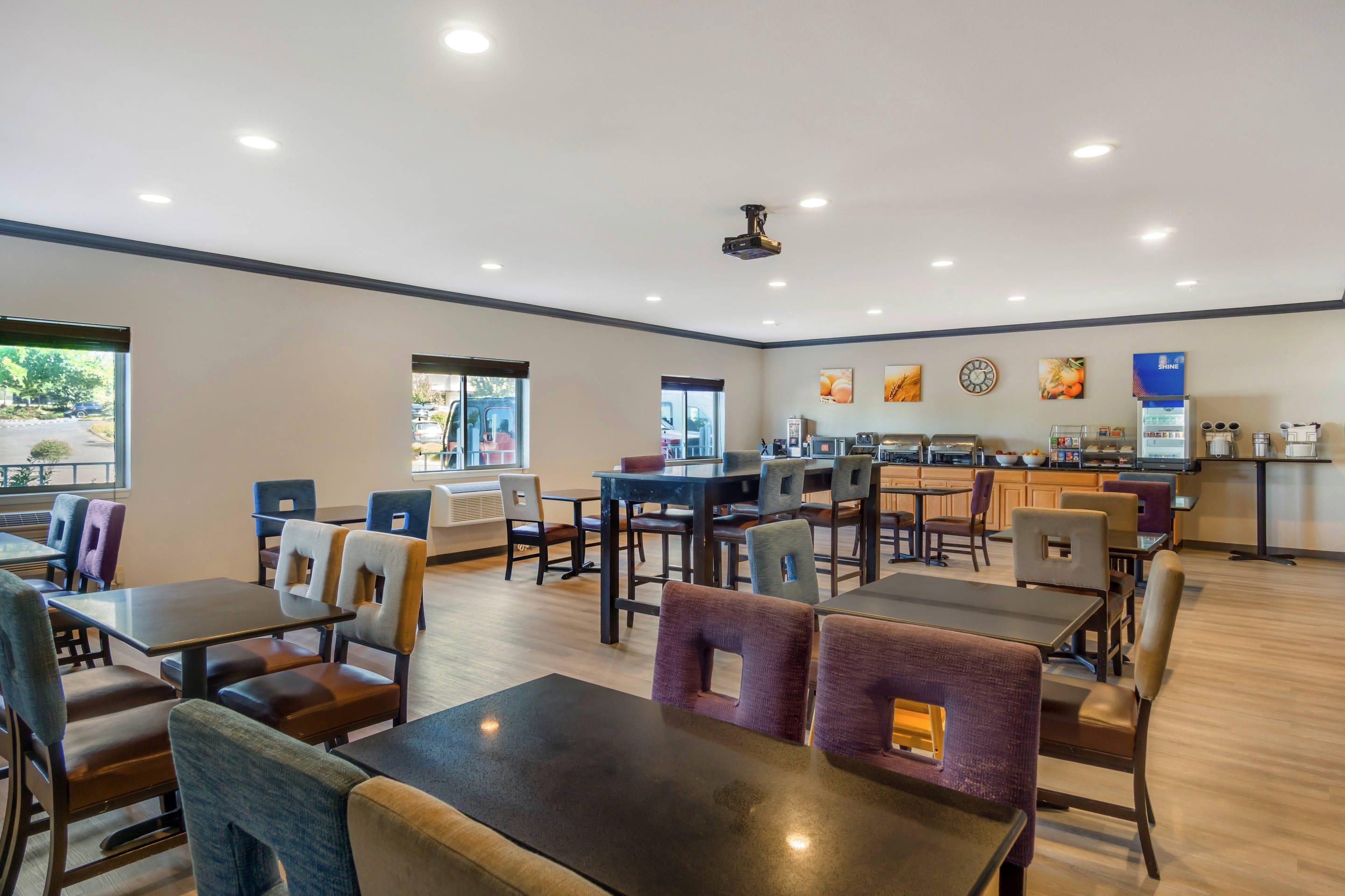 Breakfast area | Comfort Inn Federal Way - Seattle