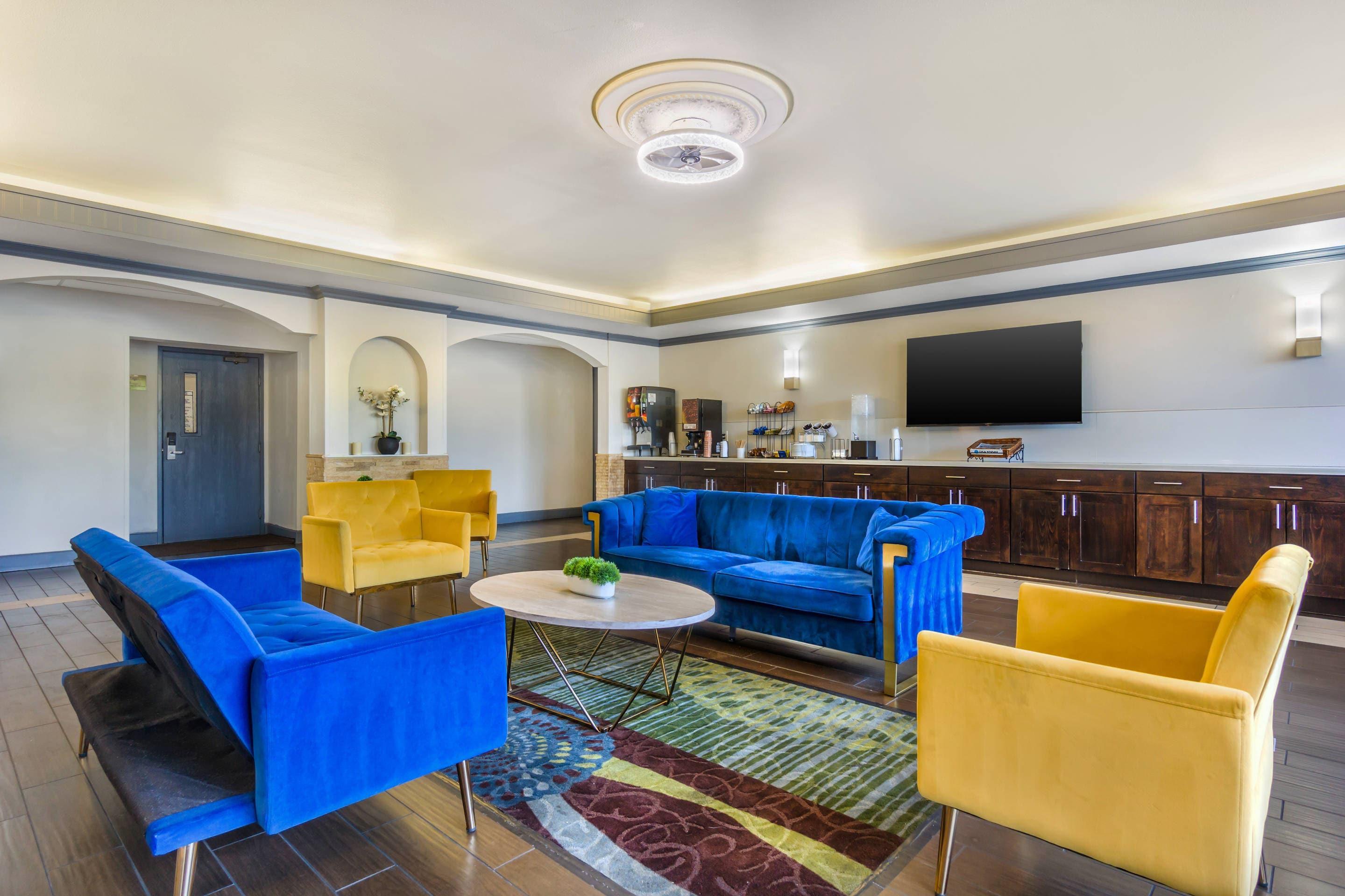 Lobby with sitting area | Comfort Inn Federal Way - Seattle