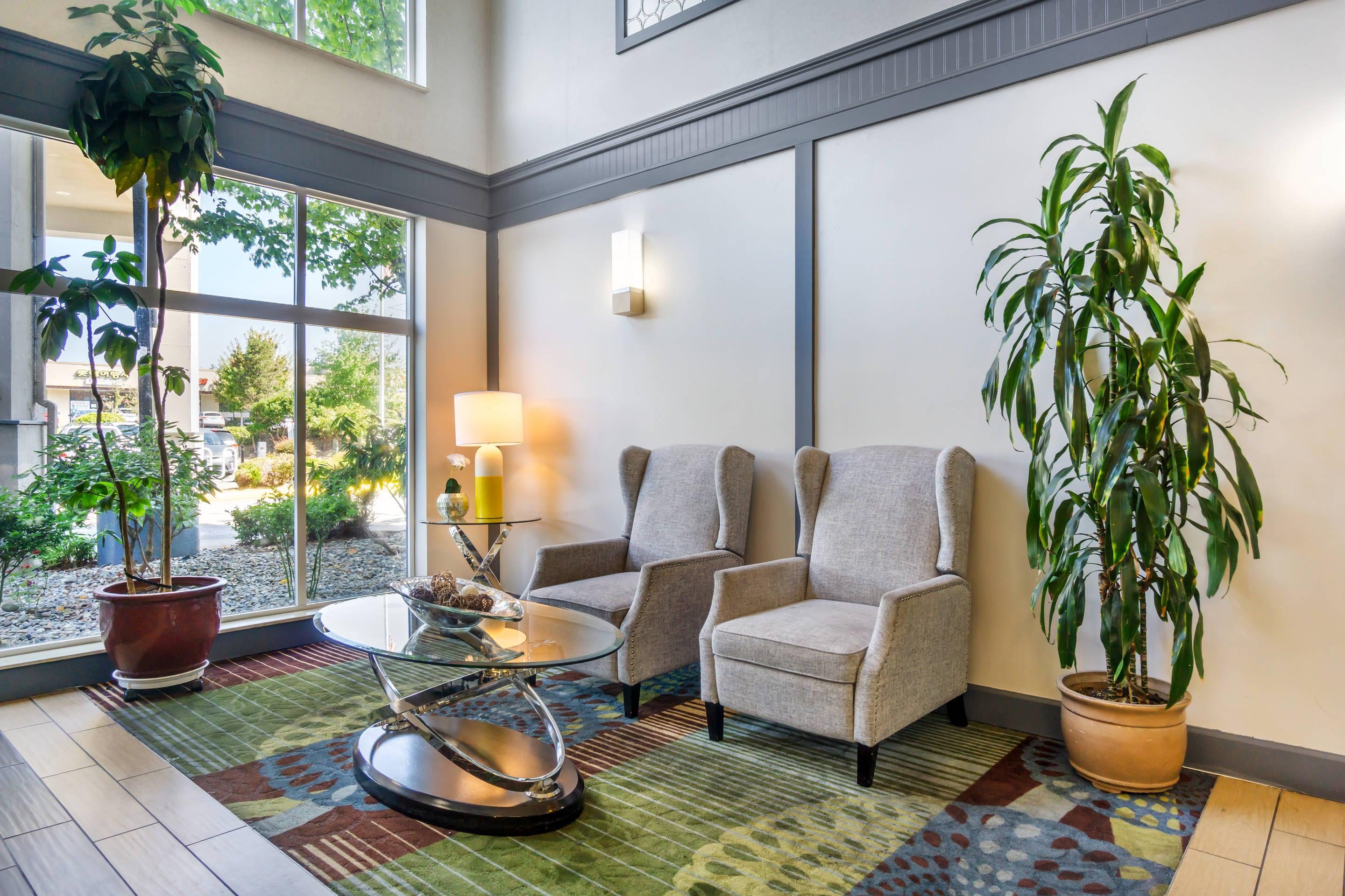 Lobby with sitting area | Comfort Inn Federal Way - Seattle
