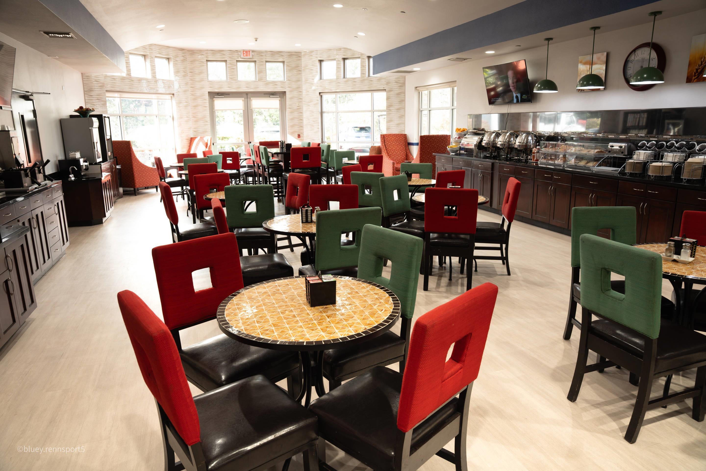 Breakfast area | Comfort Suites Airport Tukwila Seattle