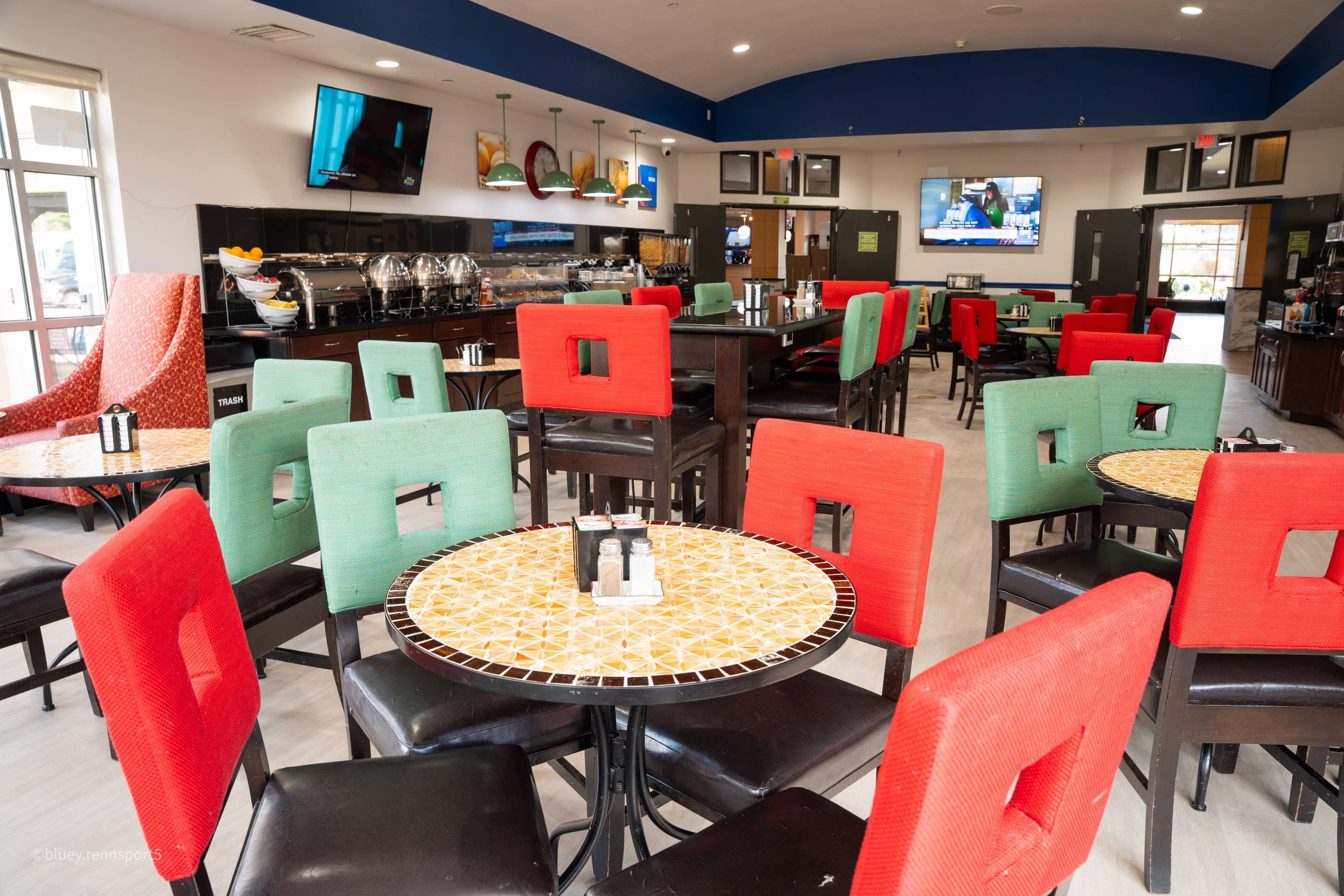 Breakfast area | Comfort Suites Airport Tukwila Seattle