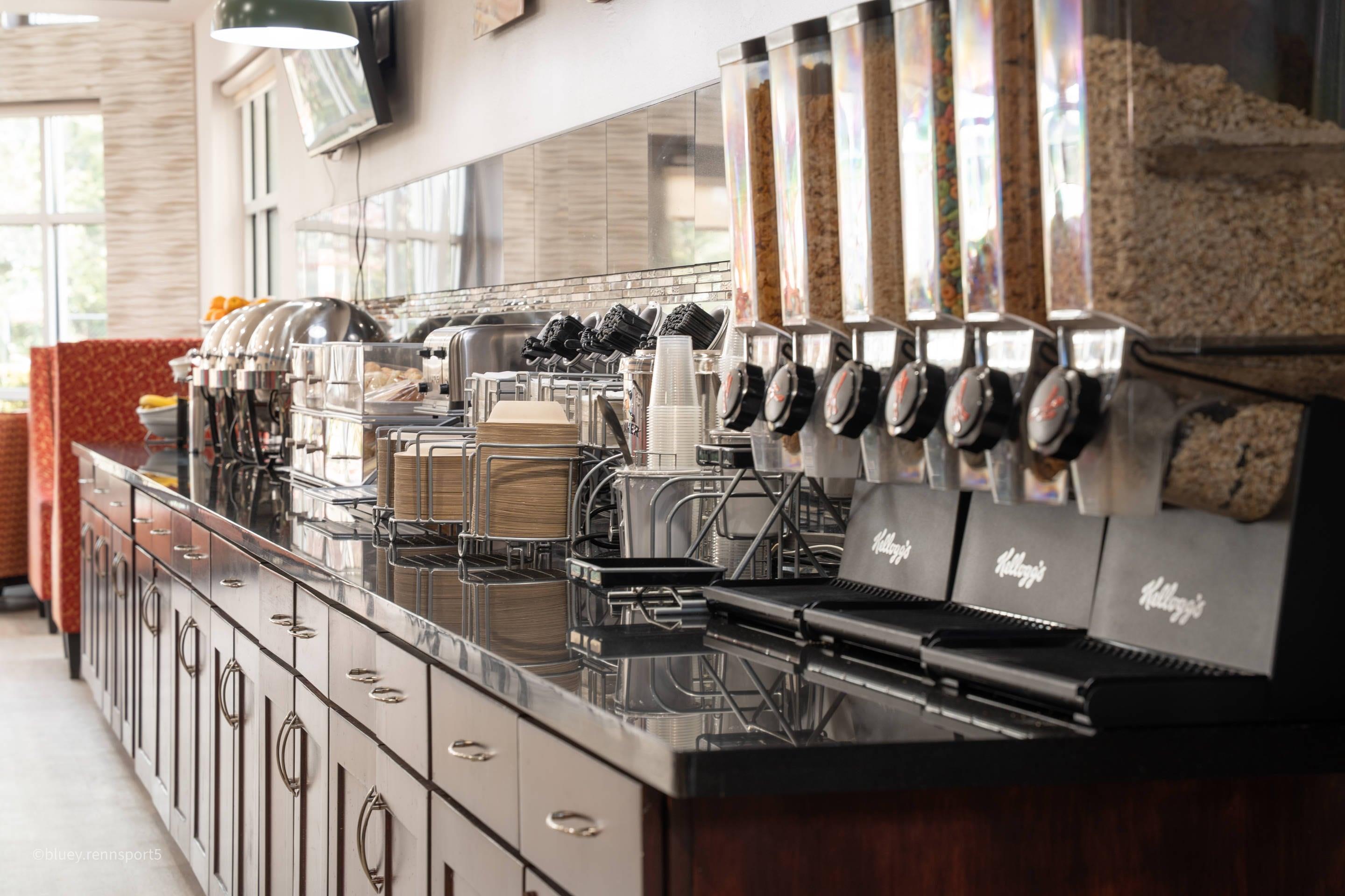 Breakfast area | Comfort Suites Airport Tukwila Seattle