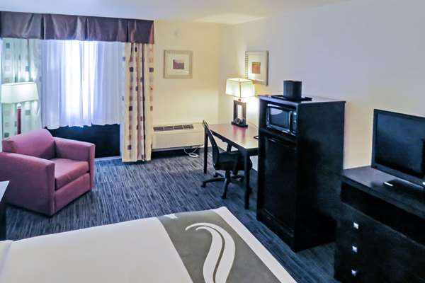 Suite - Quality Inn & Suites Everett - I-5, Exit 186