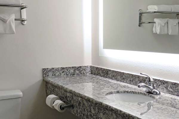 Suite - Quality Inn & Suites Everett - I-5, Exit 186