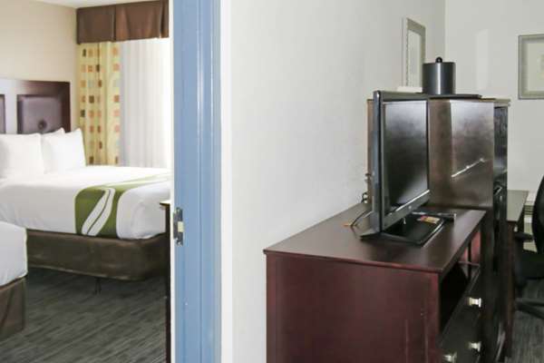 Suite - Quality Inn & Suites Everett - I-5, Exit 186