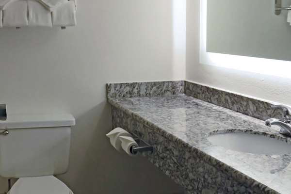  - Quality Inn & Suites Everett - I-5, Exit 186