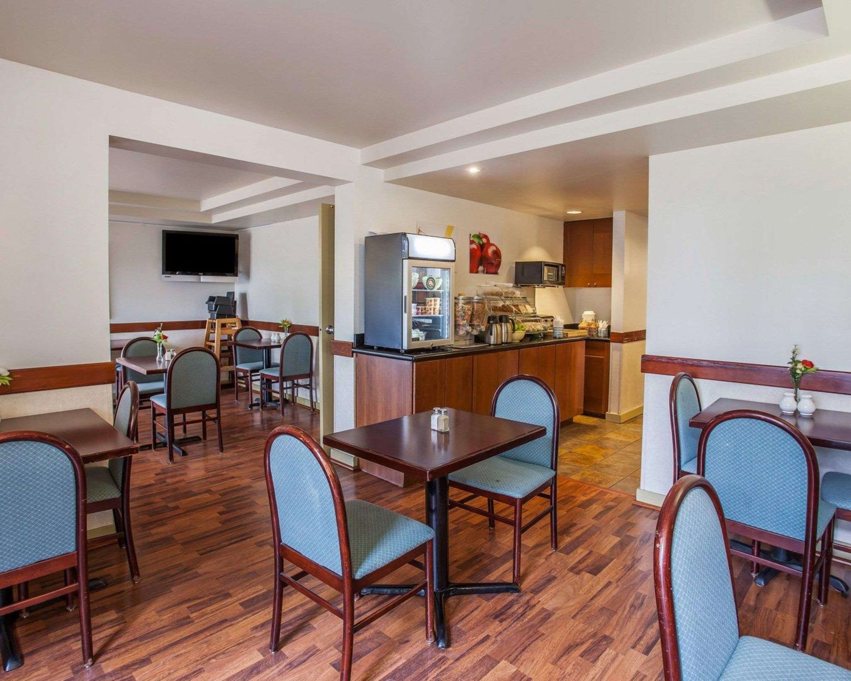 Breakfast area | Quality Inn & Suites Everett